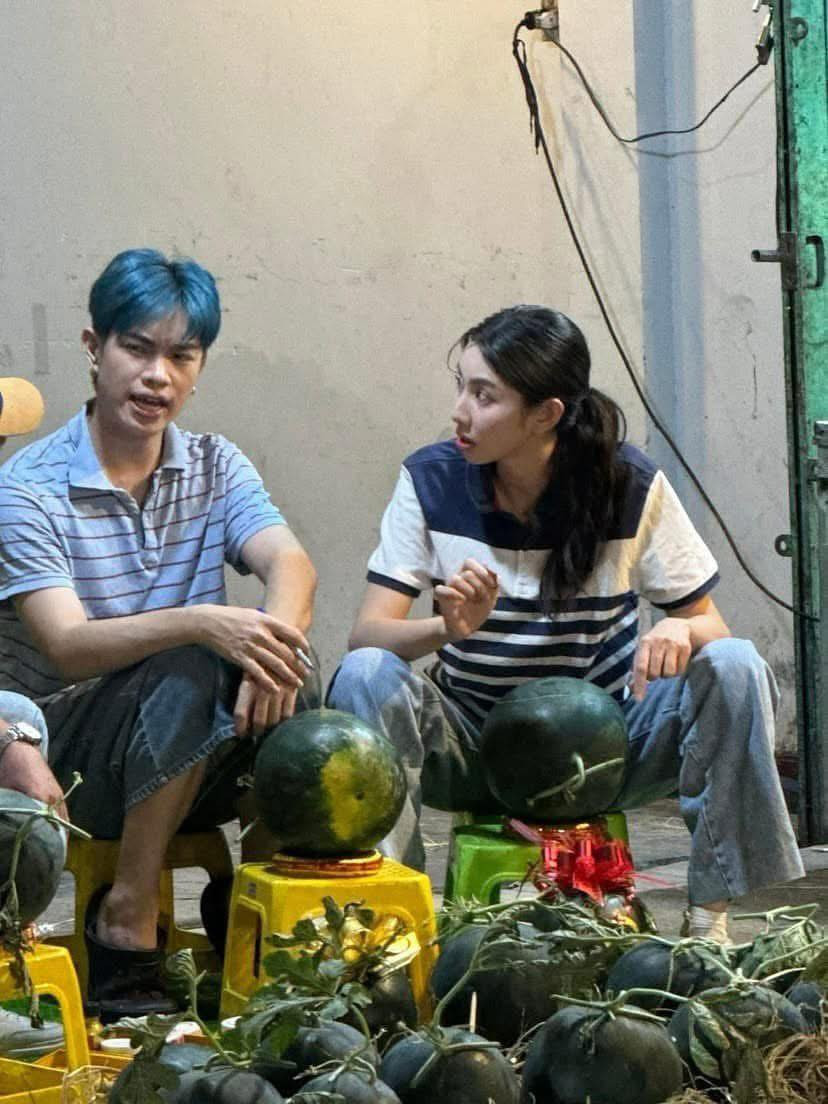 Hoa hậu Thùy Tiên phiên bản &quot;anh Thúc Tiến&quot; đang bán dưa trên đường phố dịp cận Tết 2025.