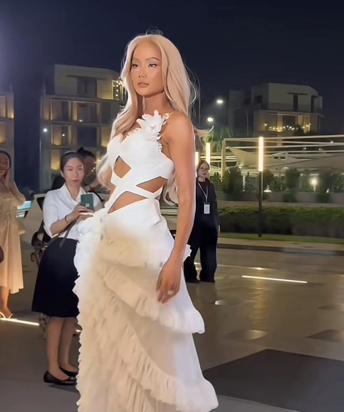 Hoa hậu hoàn vũ Việt Nam 2017 thu hút mọi ánh nhìn tại thảm đỏ. Hoa hậu hoàn vũ Việt Nam 2017 thu hút mọi ánh nhìn tại thảm đỏ.