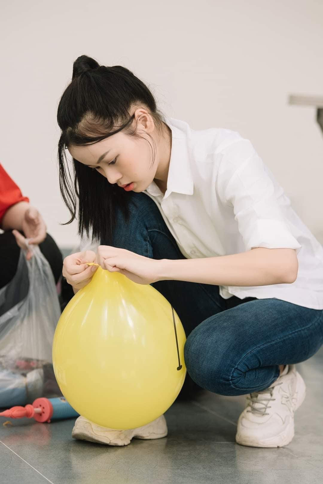 Làn da trắng hồng, mịn màng của người đẹp gốc Nghệ An.