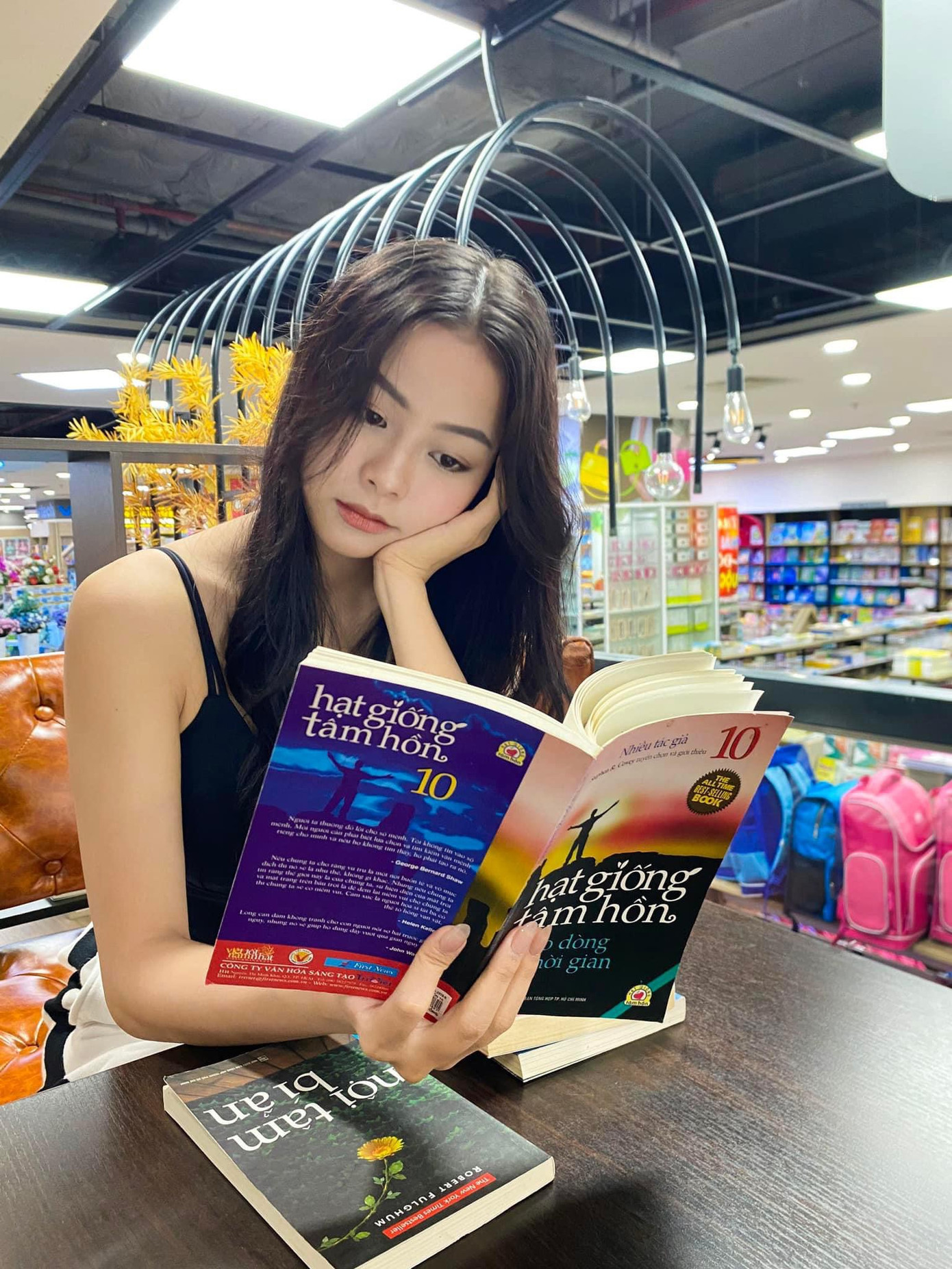 Visual đời thường của Đào Thị Hiền trông trẻ trung hơn hẳn khi lên sân khấu.