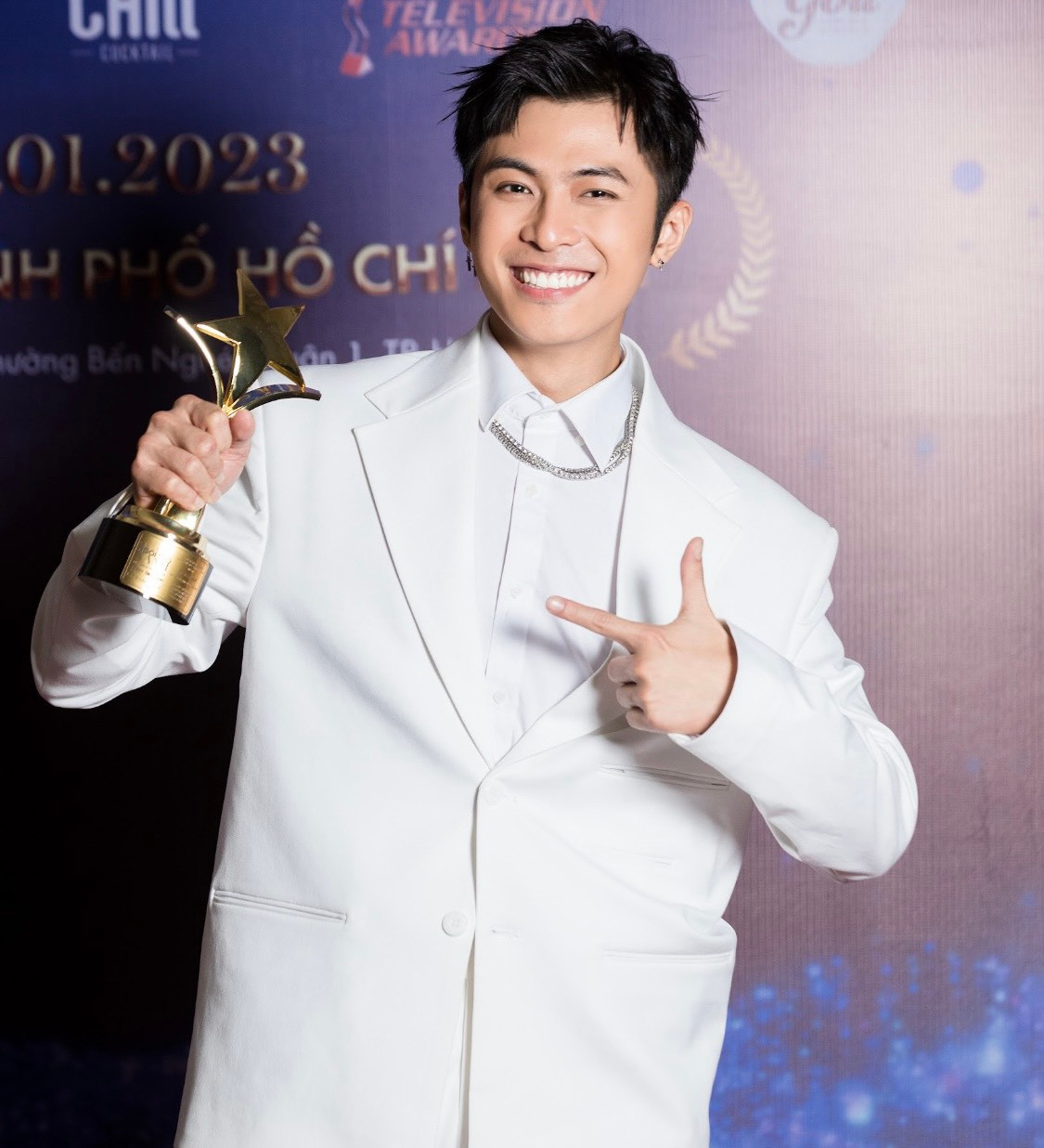 Thanh Trúc và Gin Tuấn Kiệt &quot;ẵm&quot; cúp tại Ngôi Sao Xanh 2022.