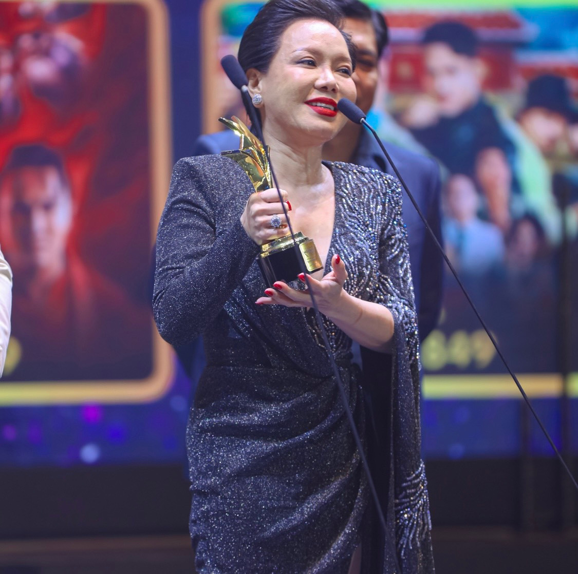 Việt Hương nhận giải phim Web-drama hay nhất với Xóm chùa.