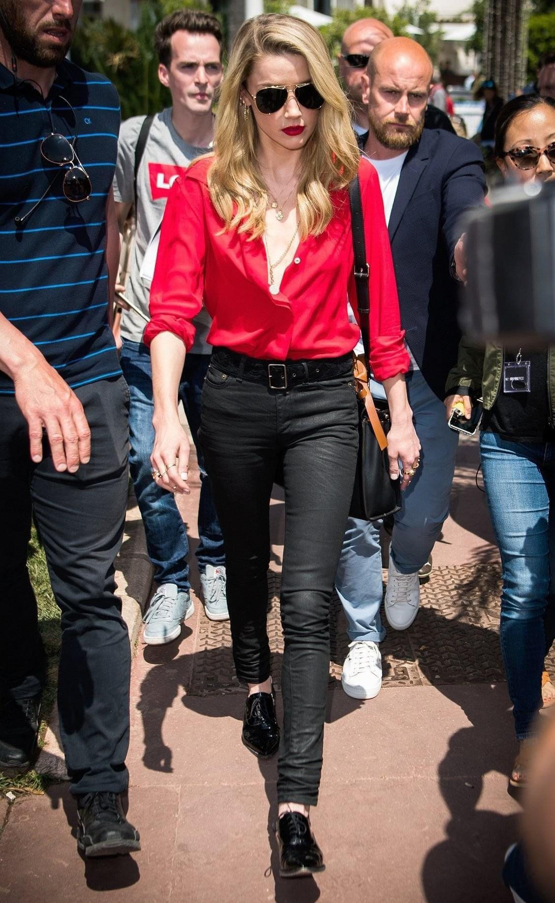 Vẻ đẹp thời thượng, quyến rũ của Amber Heard với gam màu &quot;thương hiệu&quot;.