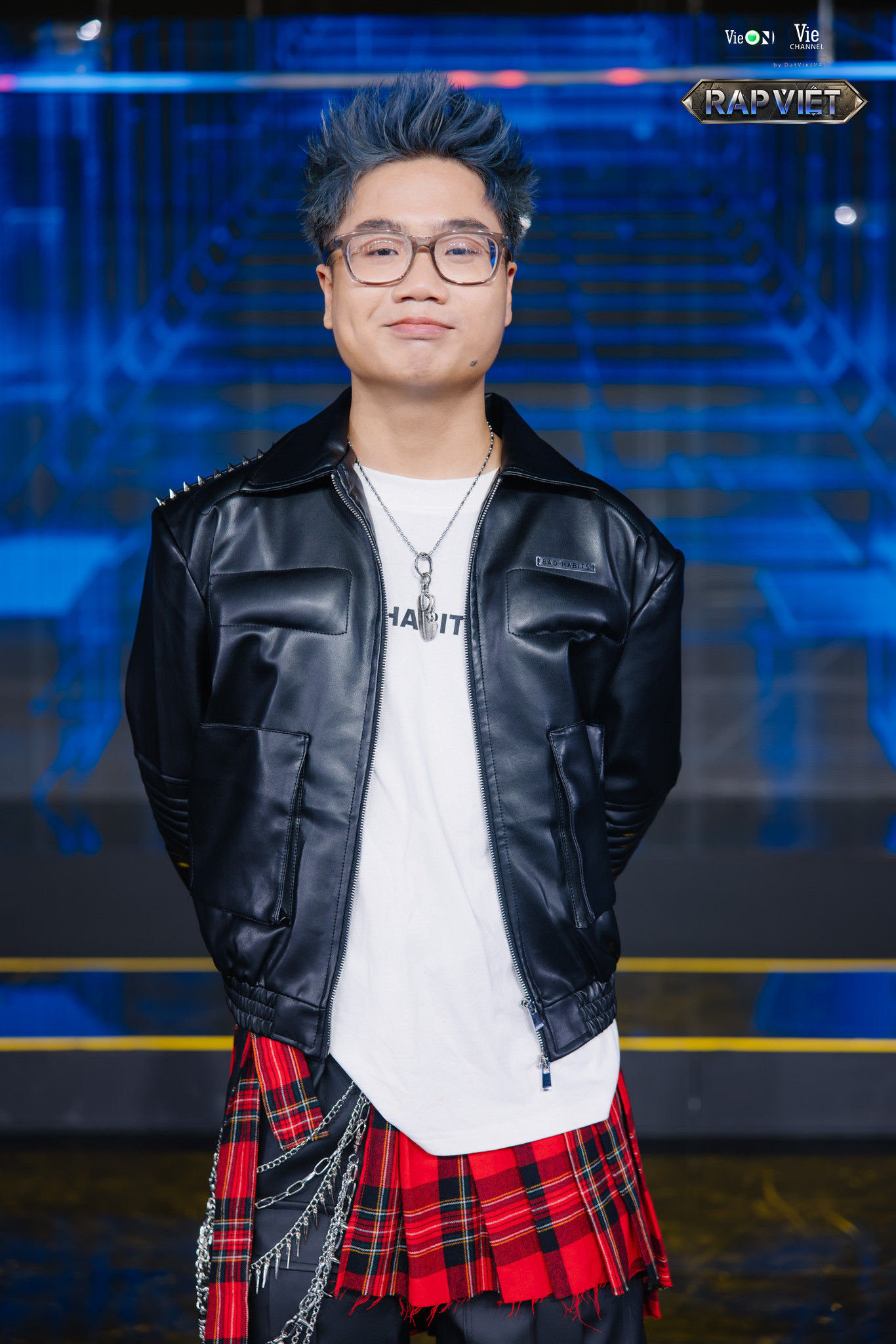 "Ngựa chiến" team Karik - Lower chọn chủ đề "Trông mặt bắt hình dong". Nam rapper được đánh giá đã thăng hạng về kỹ năng và nhận được nhiều lời khen từ dàn HLV. "Ngựa chiến" team Karik - Lower chọn chủ đề "Trông mặt bắt hình dong". Nam rapper được đánh giá đã thăng hạng về kỹ năng và nhận được nhiều lời khen từ dàn HLV.