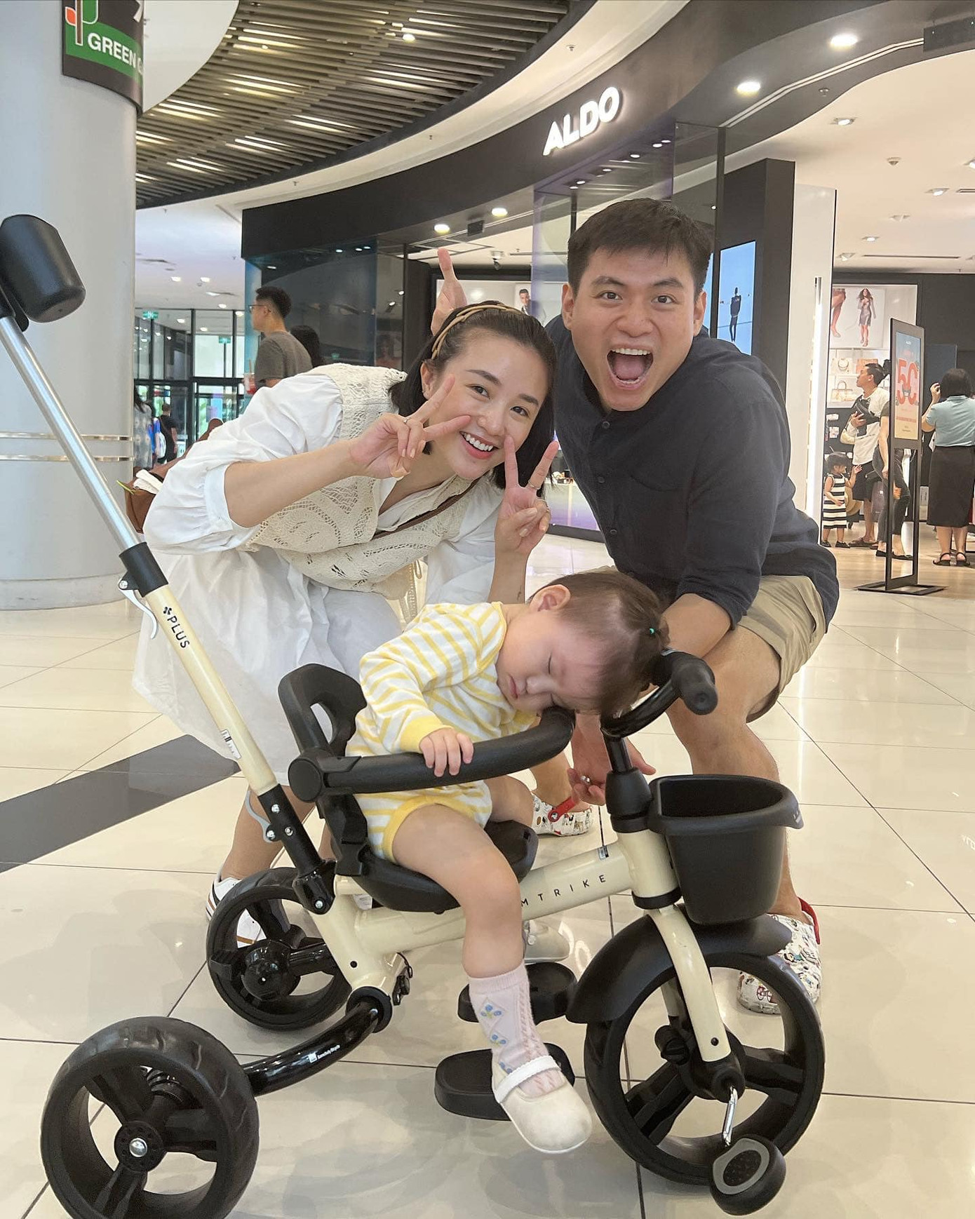 Bé Pam vừa đi trung tâm thương mại vừa... ngủ gật. Bé Pam vừa đi trung tâm thương mại vừa... ngủ gật.