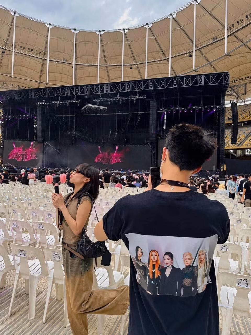 Chiếc áo in hình "thành viên thứ 5" của BLACKPINK từng "gây bão mạng" vì quá hài hước.