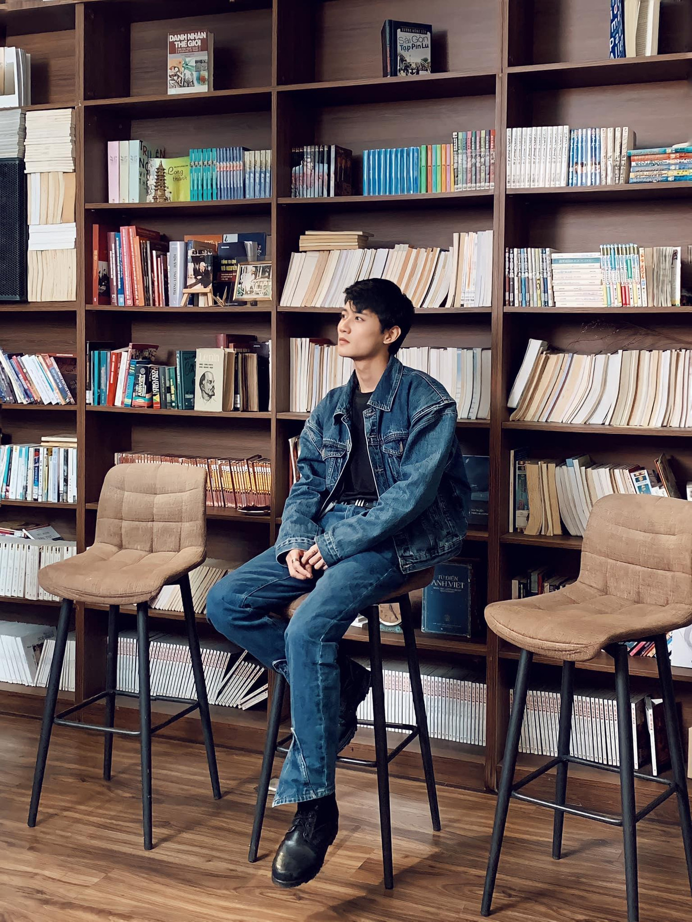 Avin Lu chọn áo khoác và quần cùng chất liệu jeans phối cùng áo thun đen với giày cùng màu. Avin Lu chọn áo khoác và quần cùng chất liệu jeans phối cùng áo thun đen với giày cùng màu.