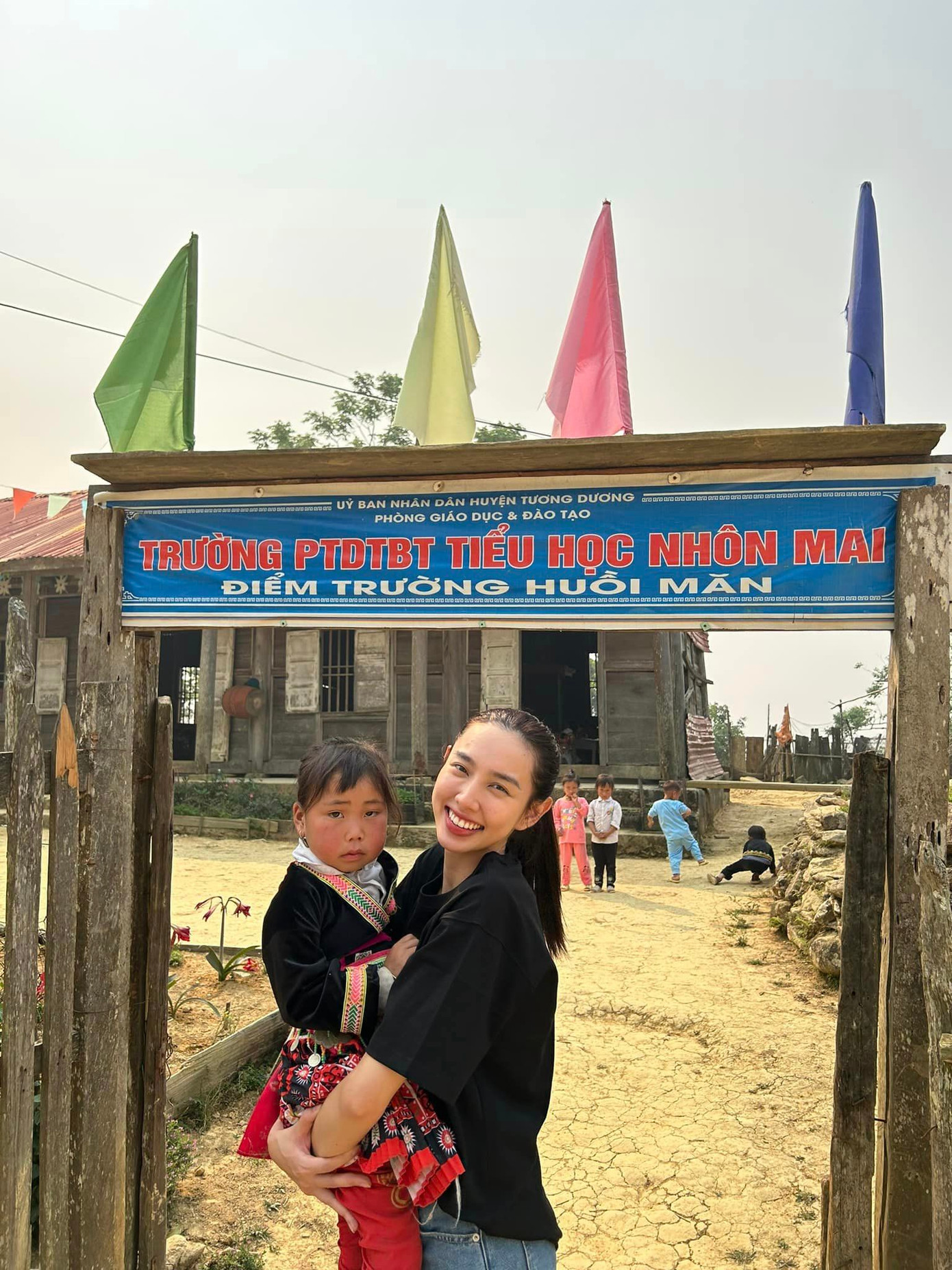 Hình ảnh giản dị của Thùy Tiên trong chuyến thiện nguyện tại Nghệ An.