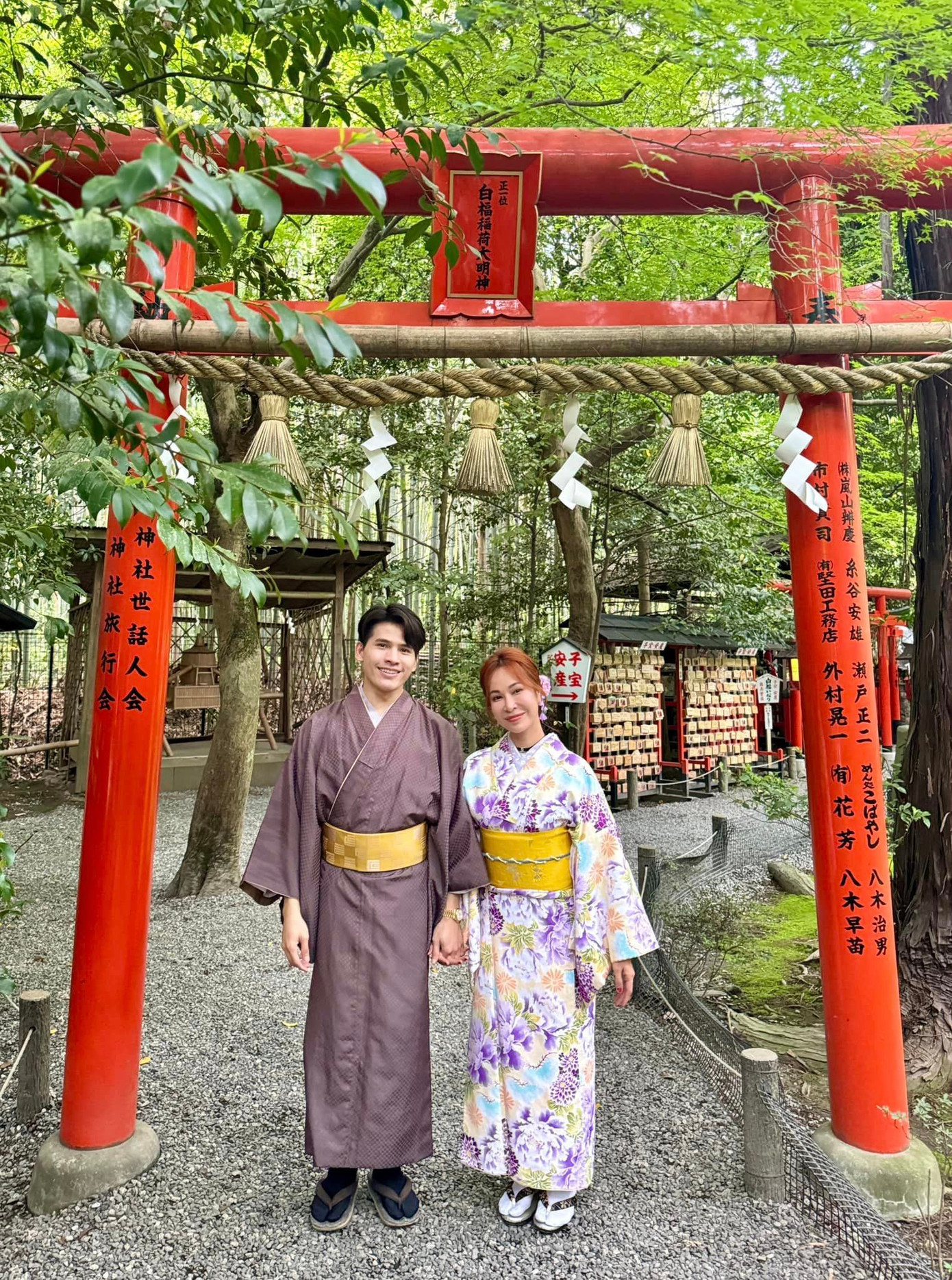 Ca sĩ Uyên Linh check-in tại xứ sở anh đào với bạn thân Quốc Thiên. Ca sĩ Uyên Linh check-in tại xứ sở anh đào với bạn thân Quốc Thiên.