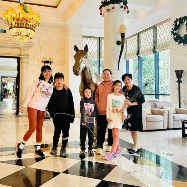 Gia đình nữ diễn viên Ốc Thanh Vân cũng đón Giáng sinh năm nay tại Đà Lạt.