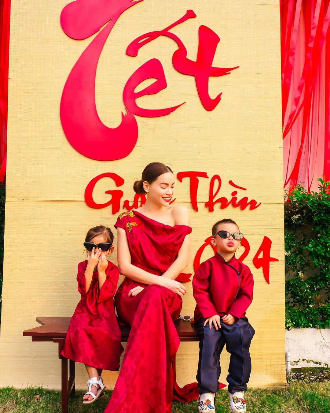 Leon - Lisa tạo dáng cực sành điệu cùng mẹ Hồ Ngọc Hà. Leon - Lisa tạo dáng cực sành điệu cùng mẹ Hồ Ngọc Hà.