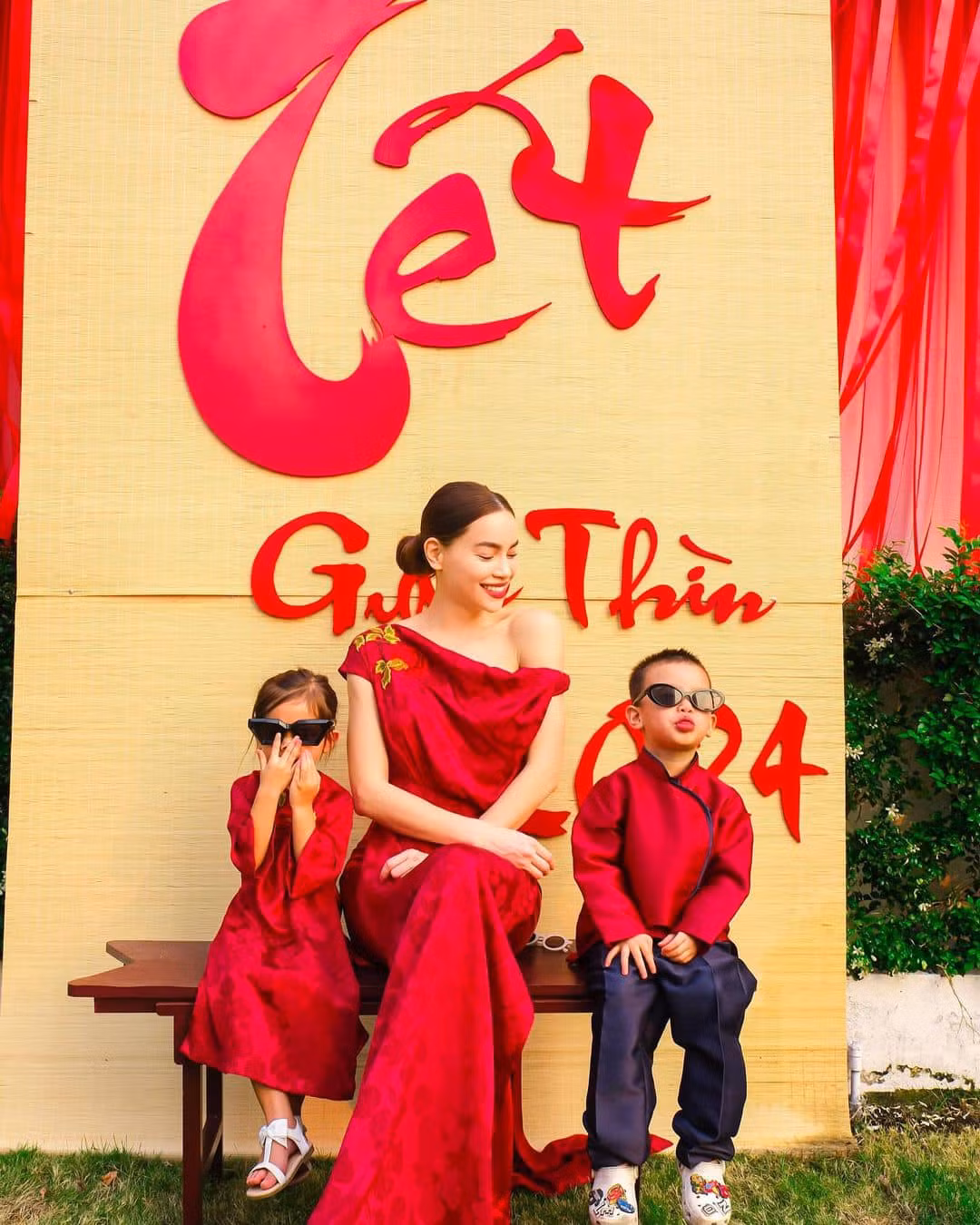 Leon - Lisa tạo dáng cực sành điệu cùng mẹ Hồ Ngọc Hà.