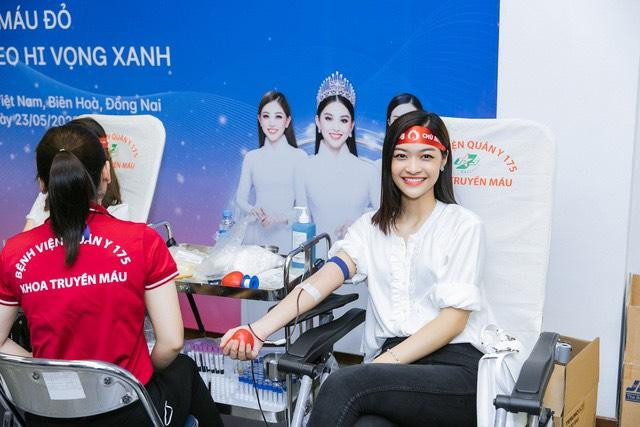 Á hậu Kiều Loan tham gia tích cực trong việc hiến máu cứu người. Á hậu Kiều Loan tham gia tích cực trong việc hiến máu cứu người.