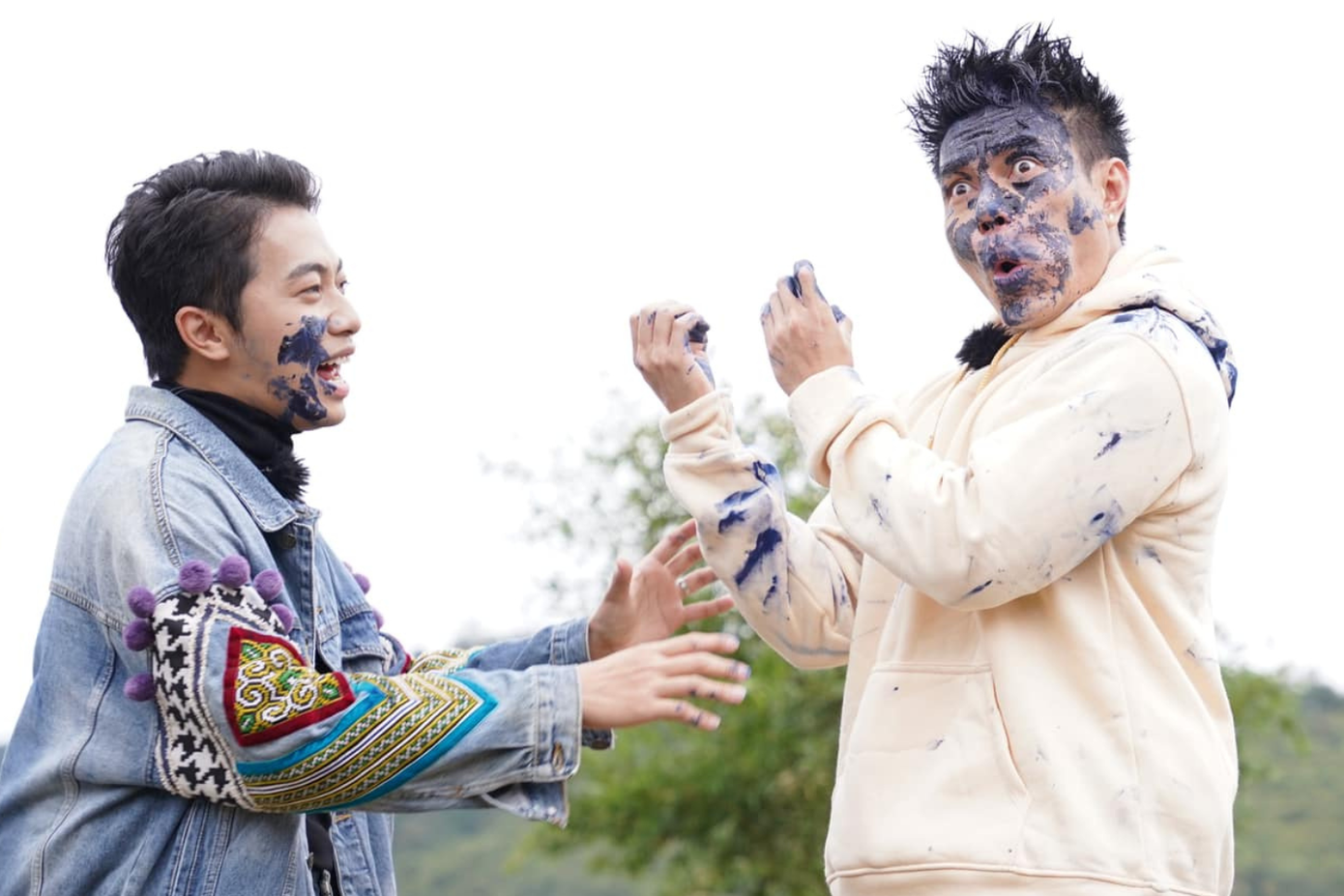 Cây hài Dương Lâm liên tục "ra vẻ" khiến khán giả cười mệt tại 2 Ngày 1 Đêm. Cây hài Dương Lâm liên tục "ra vẻ" khiến khán giả cười mệt tại 2 Ngày 1 Đêm.