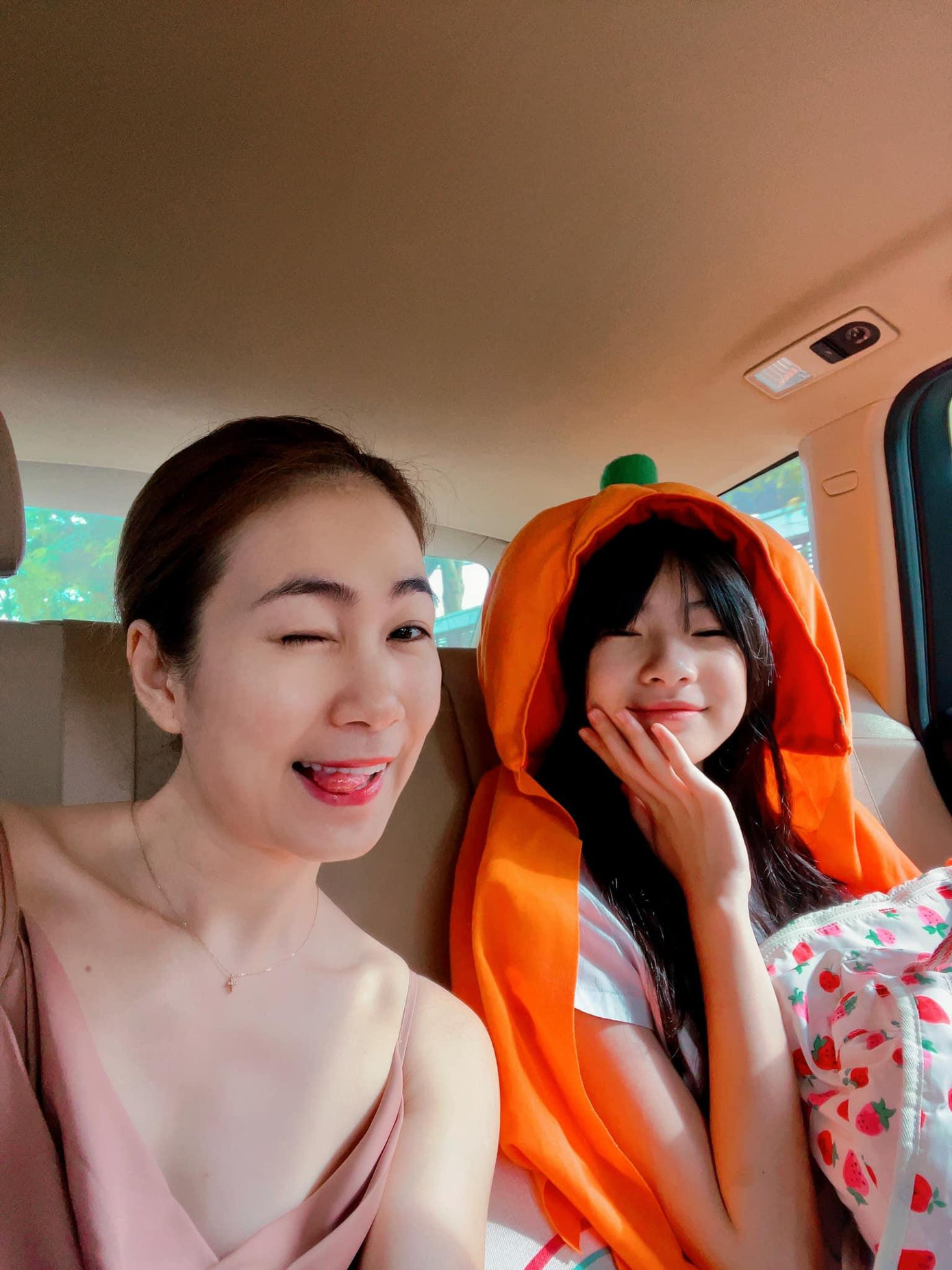 Con gái MC Thanh Thảo &quot;tái sử dụng&quot; trang phục bí ngô mua từ khi 5 tuổi cho Halloween năm nay.