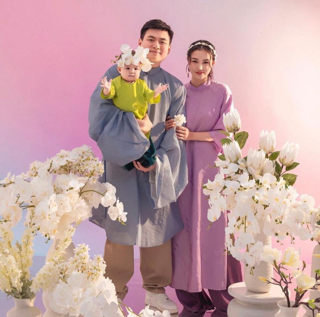 Bé Pam - nhóc tỳ nhà Salim cũng "xúng xính" áo dài Tết bên cạnh bố mẹ. Bé Pam - nhóc tỳ nhà Salim cũng "xúng xính" áo dài Tết bên cạnh bố mẹ.