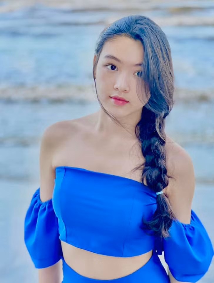 Đôi mắt to tròn cùng đường nét thanh tú của Lọ Lem khiến netizen không khỏi xuýt xoa.