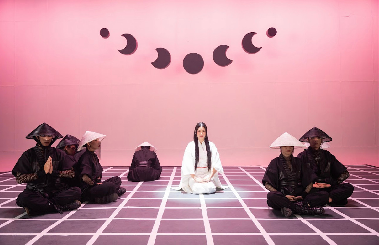 Trái Tim Yếu Đuối được đánh giá là có hình ảnh lẫn âm nhạc &quot;bánh cuốn&quot; hơn Trái Tim Yêu Thương.