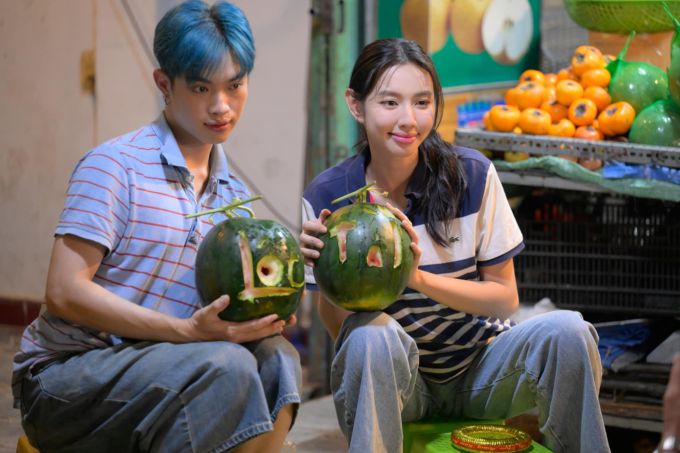 Màn chúc Tết "độc lạ showbiz" đến từ vị trí Hoa hậu Thùy Tiên và rapper Pháp Kiều. Màn chúc Tết "độc lạ showbiz" đến từ vị trí Hoa hậu Thùy Tiên và rapper Pháp Kiều.