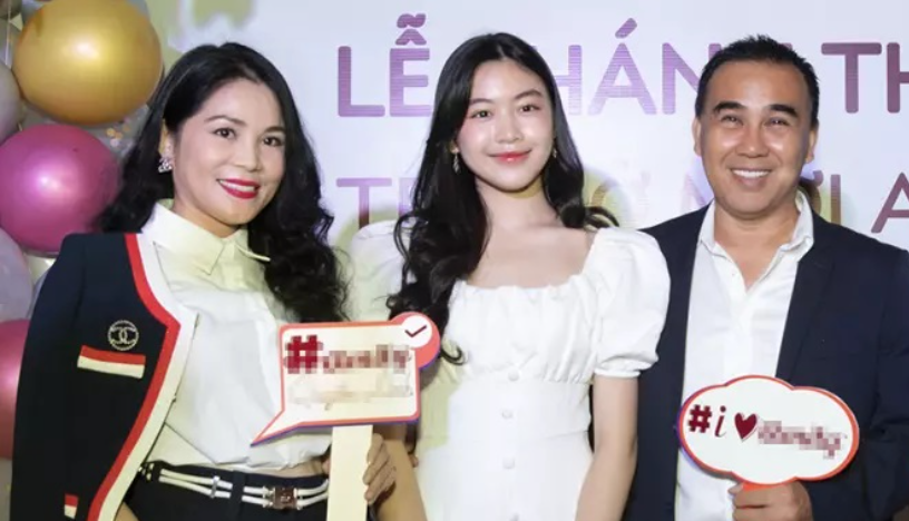 Lọ Lem thỉnh thoảng cùng bố mẹ tham dự thảm đỏ các sự kiện.