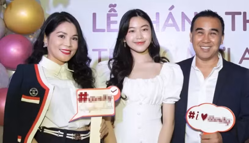 Lọ Lem thỉnh thoảng cùng bố mẹ tham dự thảm đỏ các sự kiện.