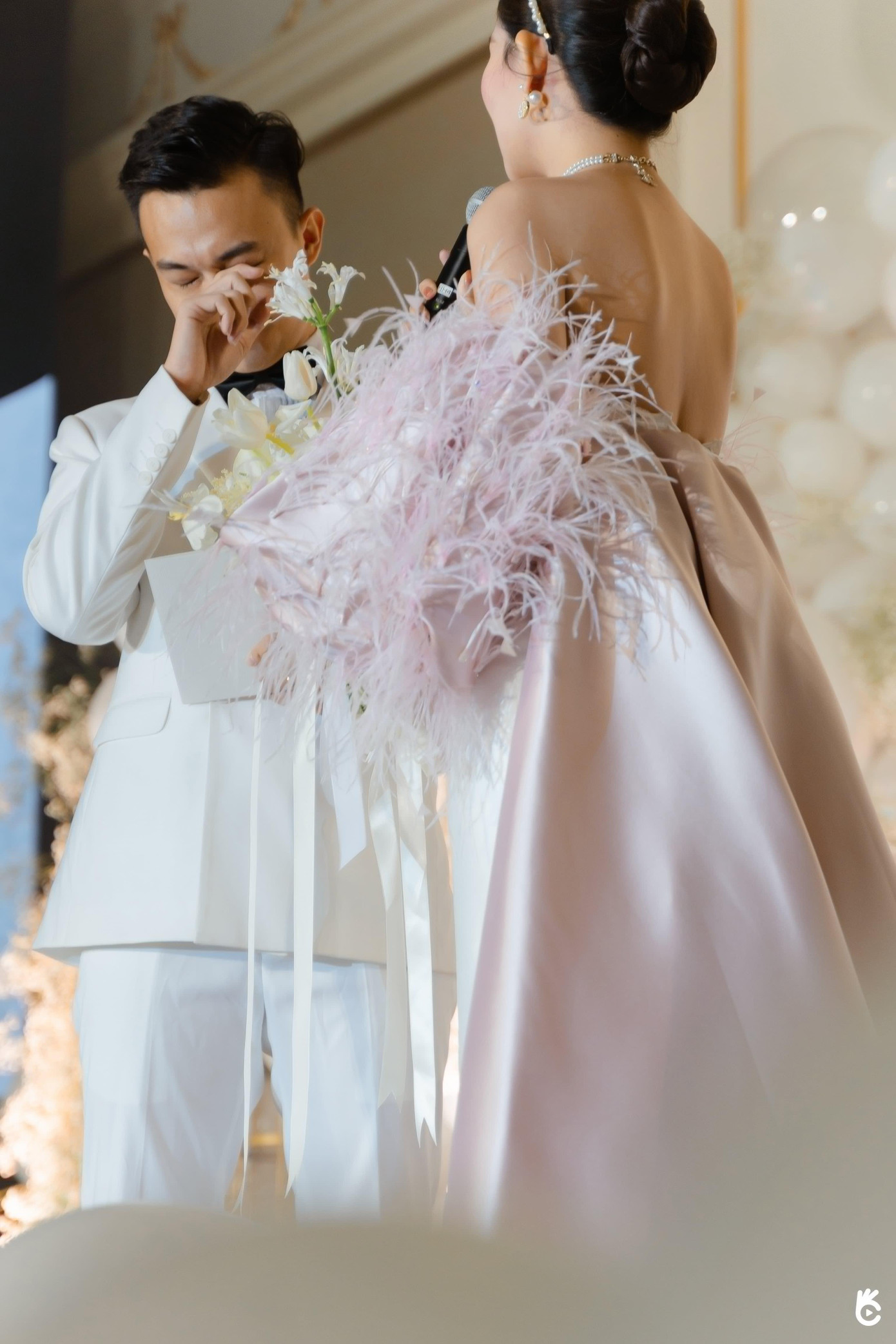 Phan Tô Ny bật khóc trong hôn lễ.