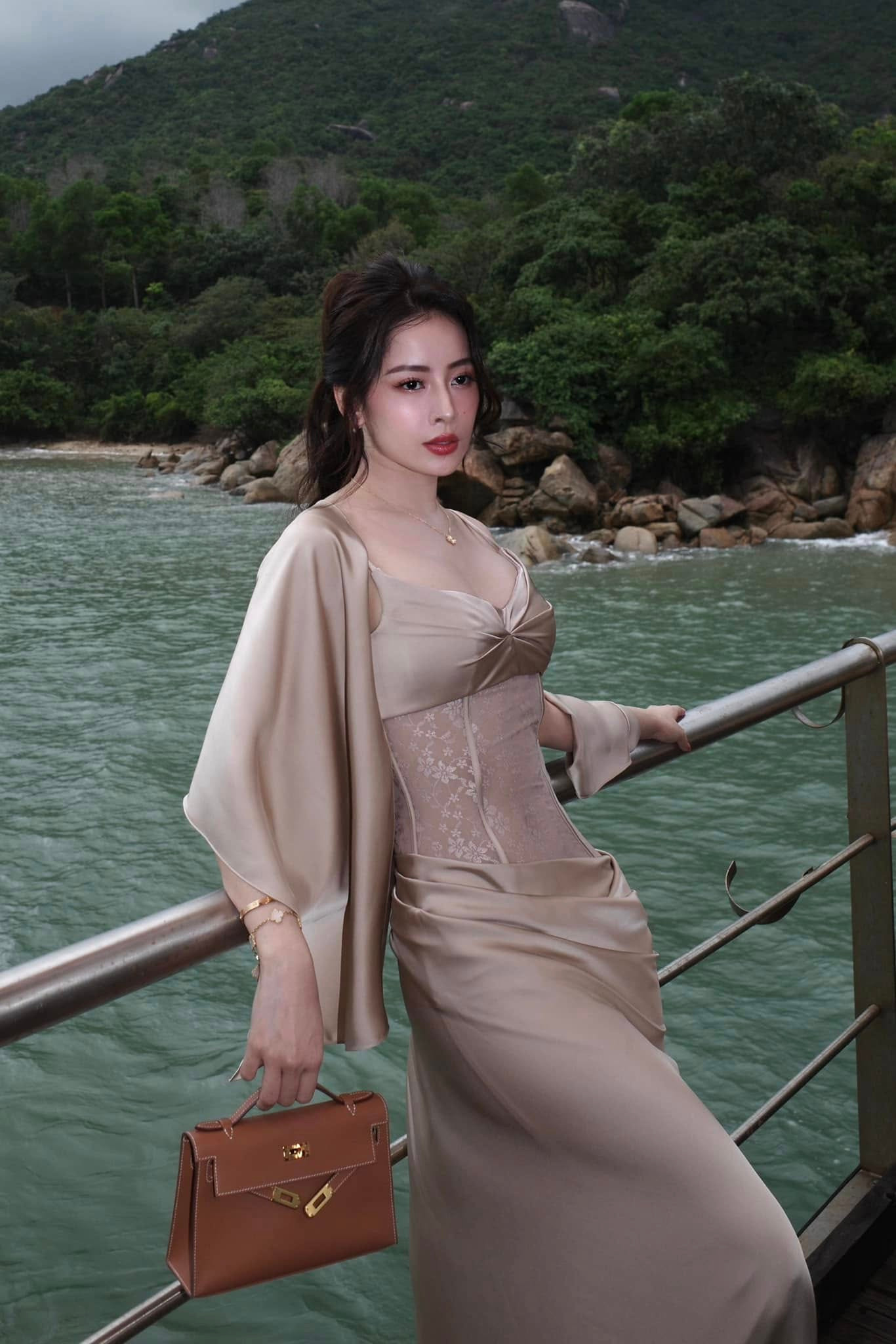 Sau hành trình rực rỡ ở Tỷ Tỷ Đạp Gió, Chi Pu tích cực hoạt động ở cả Việt Nam lẫn Trung Quốc. Sau hành trình rực rỡ ở Tỷ Tỷ Đạp Gió, Chi Pu tích cực hoạt động ở cả Việt Nam lẫn Trung Quốc.