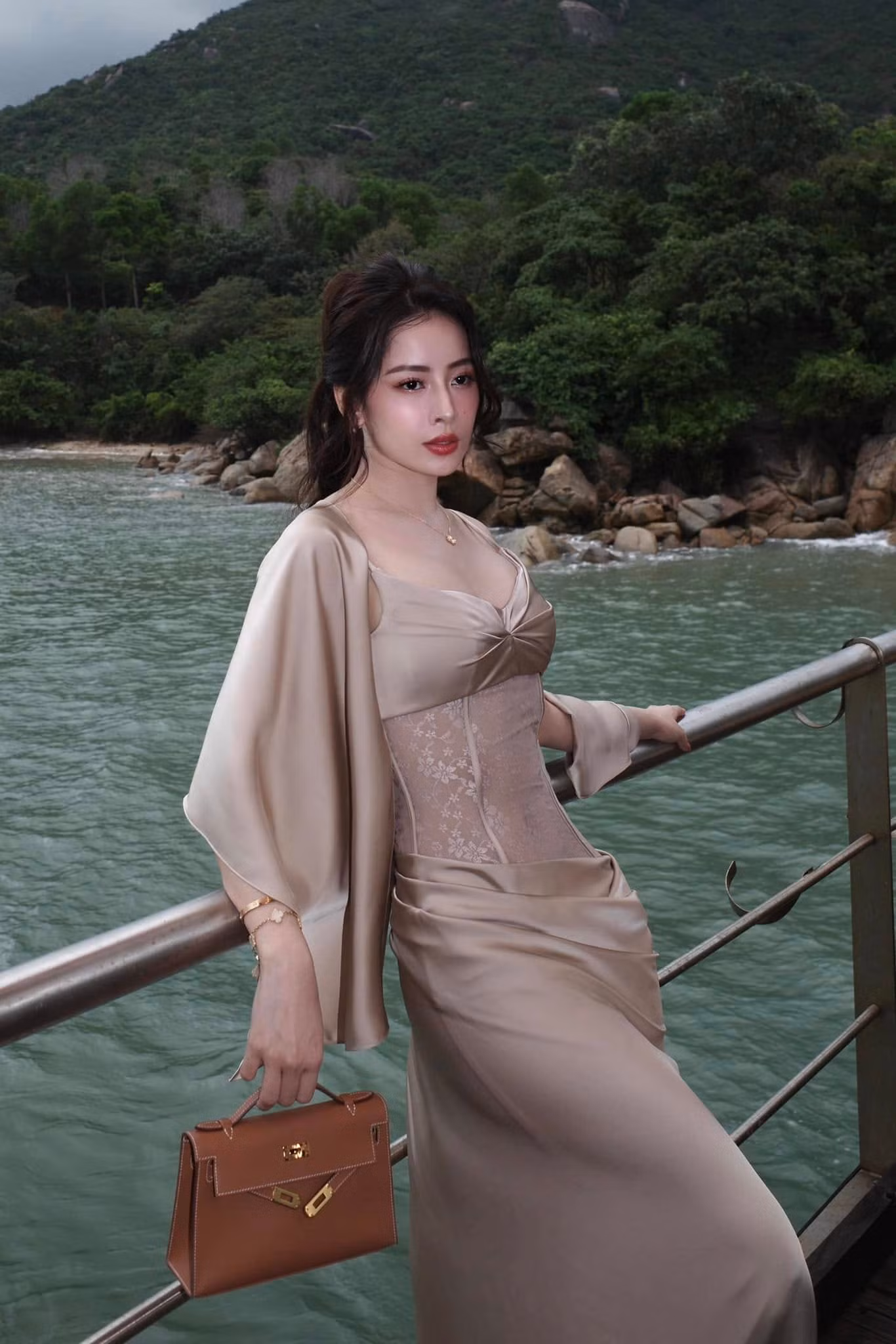 Sau hành trình rực rỡ ở Tỷ Tỷ Đạp Gió, Chi Pu tích cực hoạt động ở cả Việt Nam lẫn Trung Quốc.