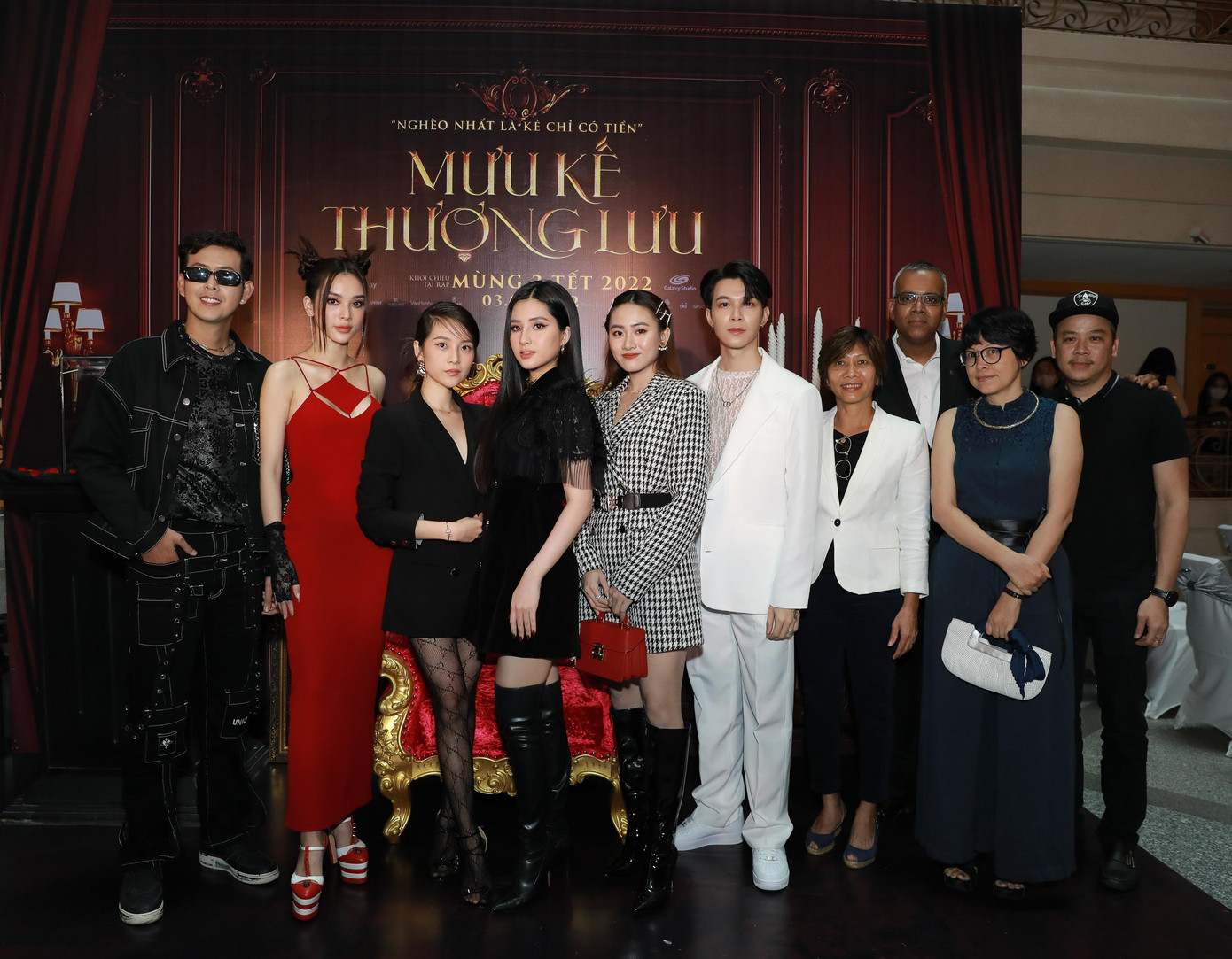 Thiên An và ê-kíp phim cùng chụp hình kỷ niệm. Thiên An và ê-kíp phim cùng chụp hình kỷ niệm.