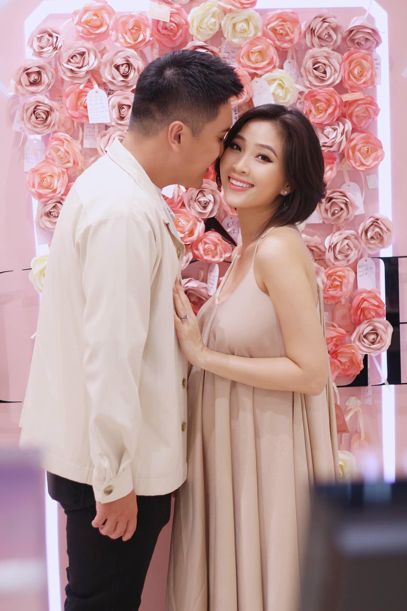 Liêu Hà Trinh hiếm hoi cùng chồng xuất hiện trong một sự kiện sau khi mang thai. Liêu Hà Trinh hiếm hoi cùng chồng xuất hiện trong một sự kiện sau khi mang thai.