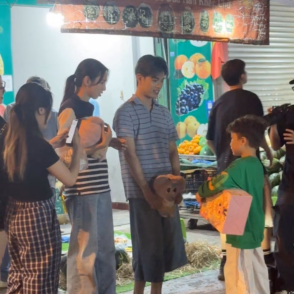 Thùy Tiên - Pháp Kiều giao lưu với người hâm mộ.