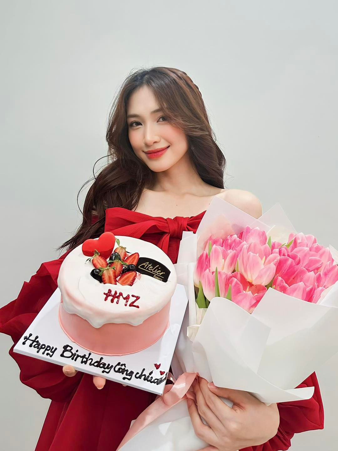 Hòa Minzy xinh đẹp trong bộ ảnh đón sinh nhật tuổi 28. Hòa Minzy xinh đẹp trong bộ ảnh đón sinh nhật tuổi 28.