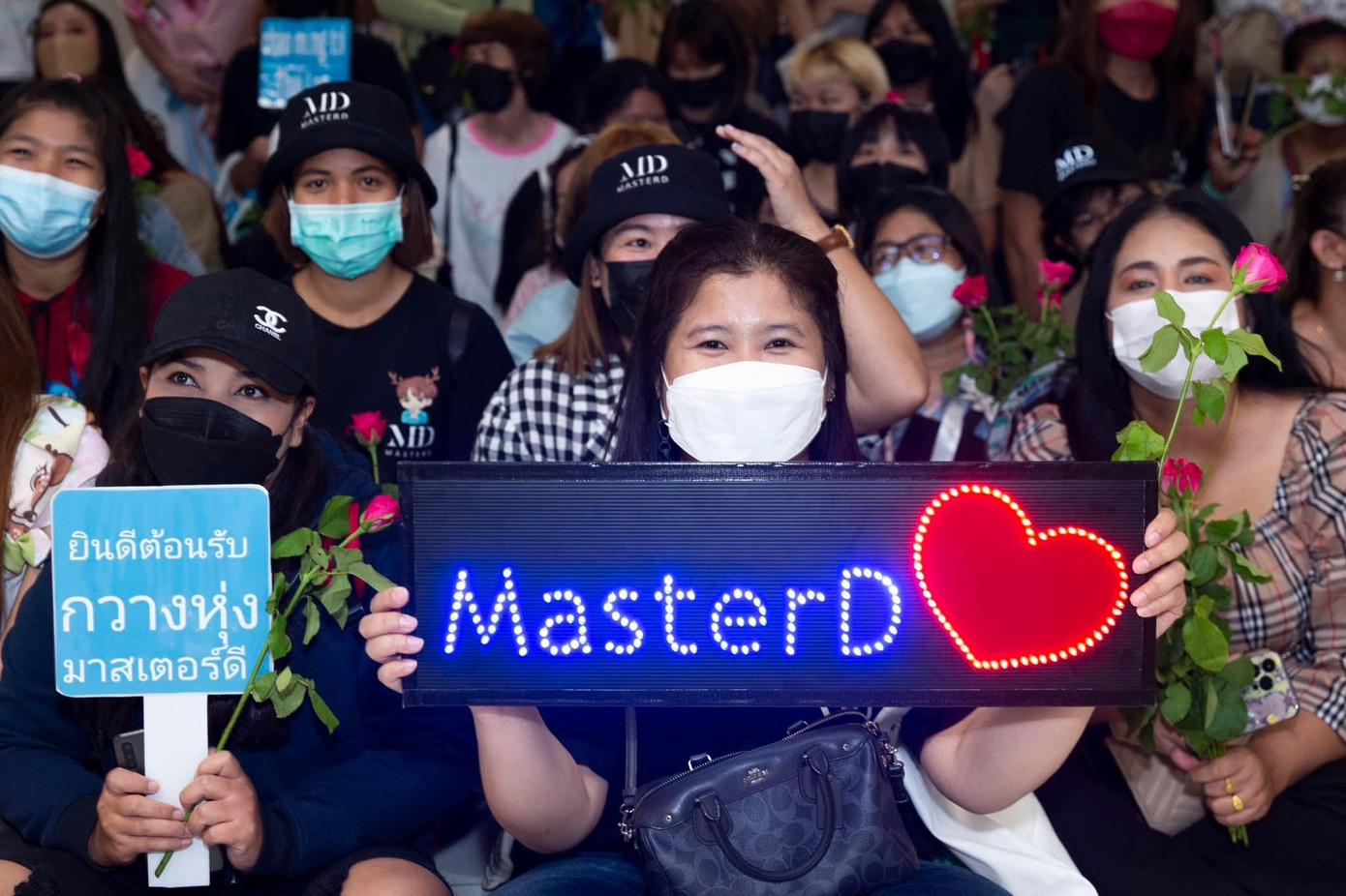 Loạt ảnh khiến cư dân mạng đặt cho Quang Hùng biệt danh "con cưng quốc tế". Loạt ảnh khiến cư dân mạng đặt cho Quang Hùng biệt danh "con cưng quốc tế".