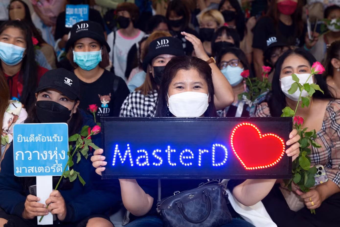 Loạt ảnh khiến cư dân mạng đặt cho Quang Hùng biệt danh "con cưng quốc tế".