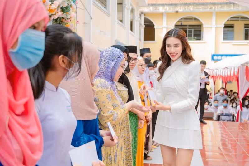 Thùy Tiên chọn style thanh lịch với váy dài tay kết hợp cùng kiểu tóc dài được uốn xoăn quen thuộc.