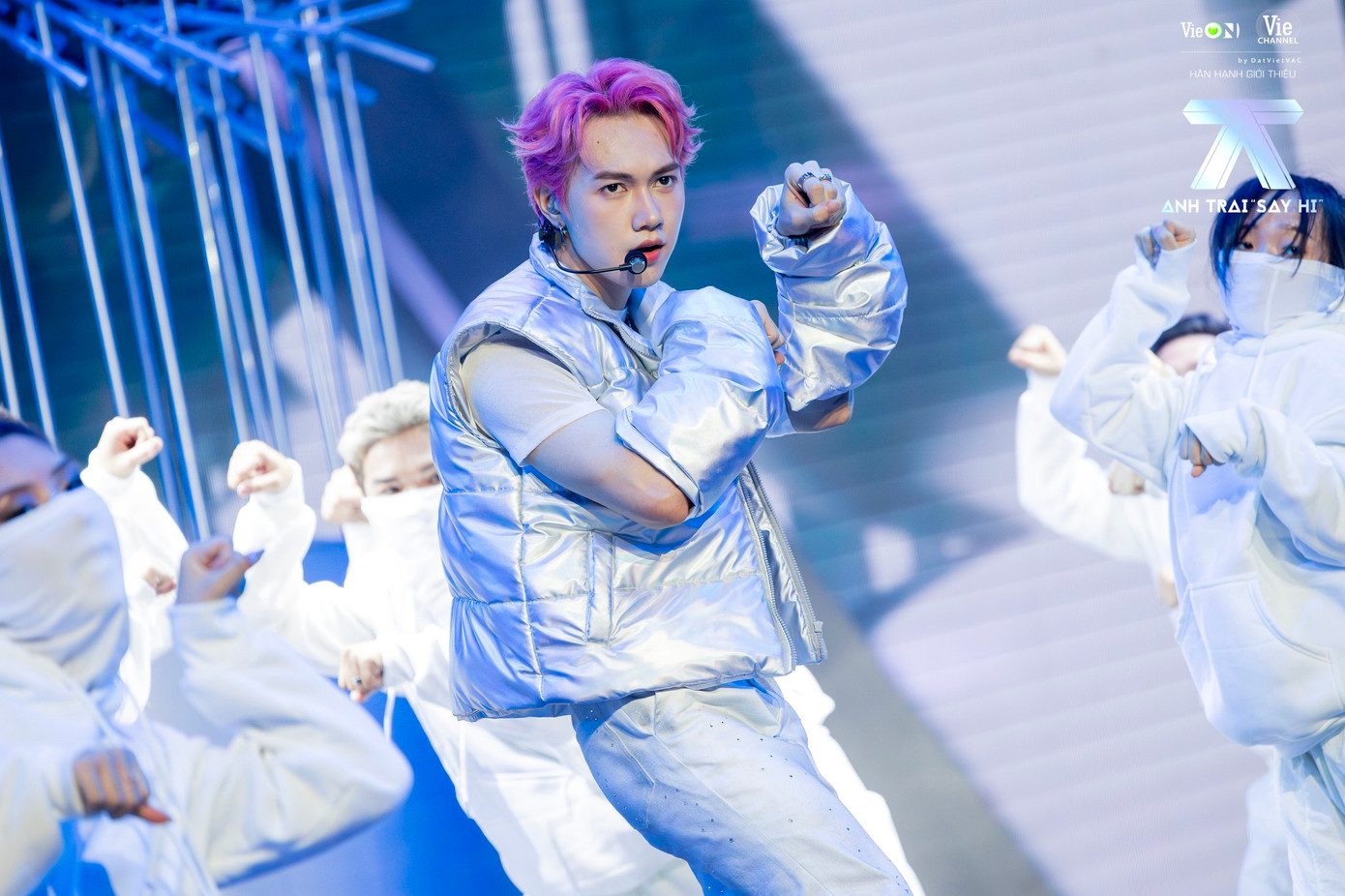 Dù là &quot;gương mặt thân quen&quot;, JSOL vẫn đem đến nhiều bất ngờ khi gia nhập dàn &quot;Anh Trai&quot;. Nam ca sĩ luôn nỗ lực làm mới mình và &quot;lăn xả&quot; trên từng live stage.