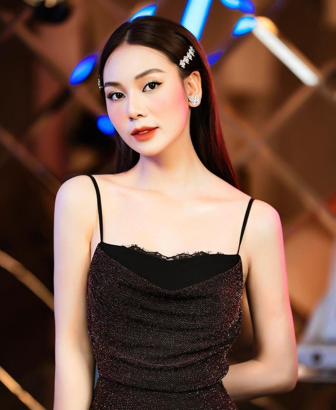 Cô nàng chọn kiểu đầm tôn dáng và tối giản phụ kiện đi kèm.