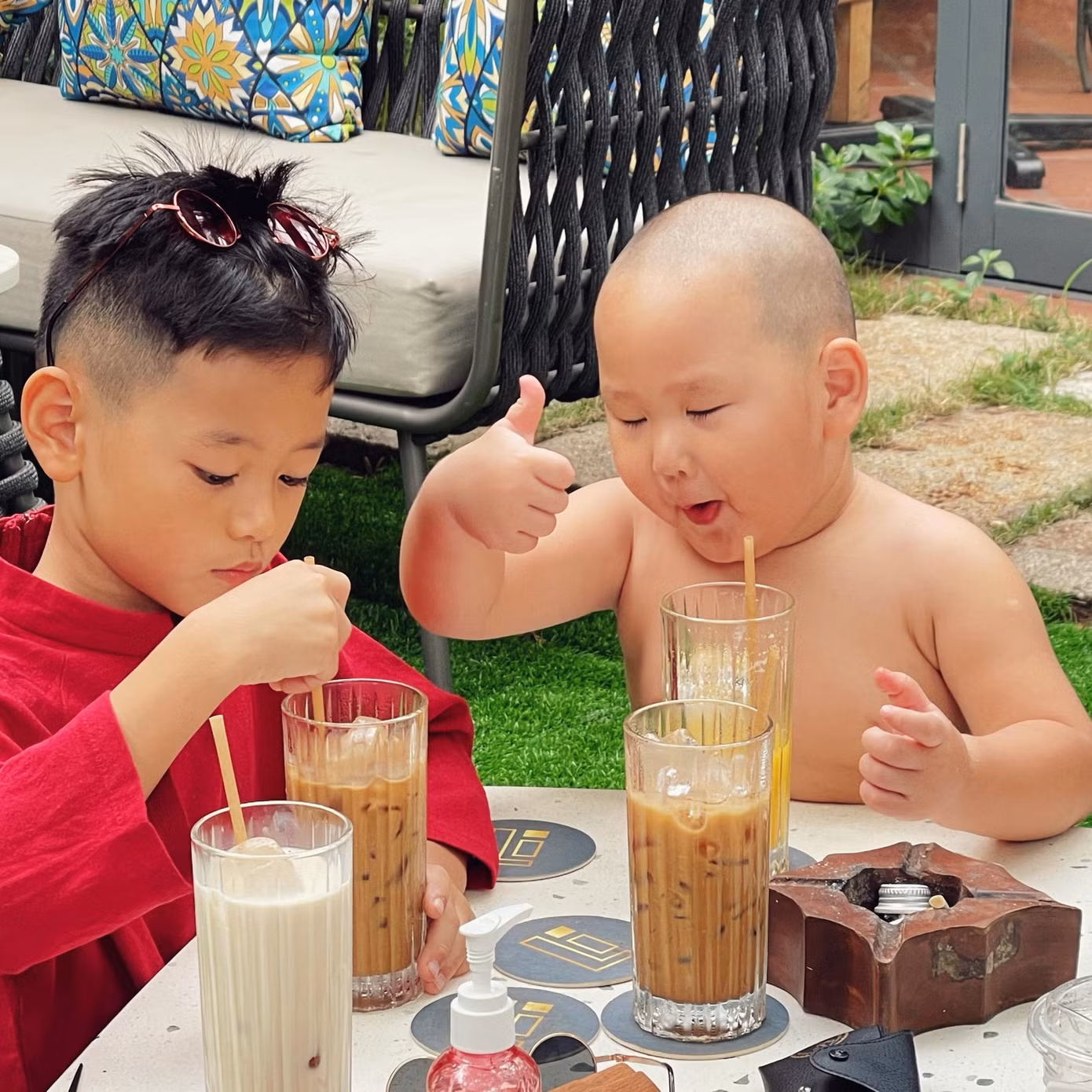 Hayden và biểu cảm "ngon khó cưỡng" khi ăn uống cùng anh trai.