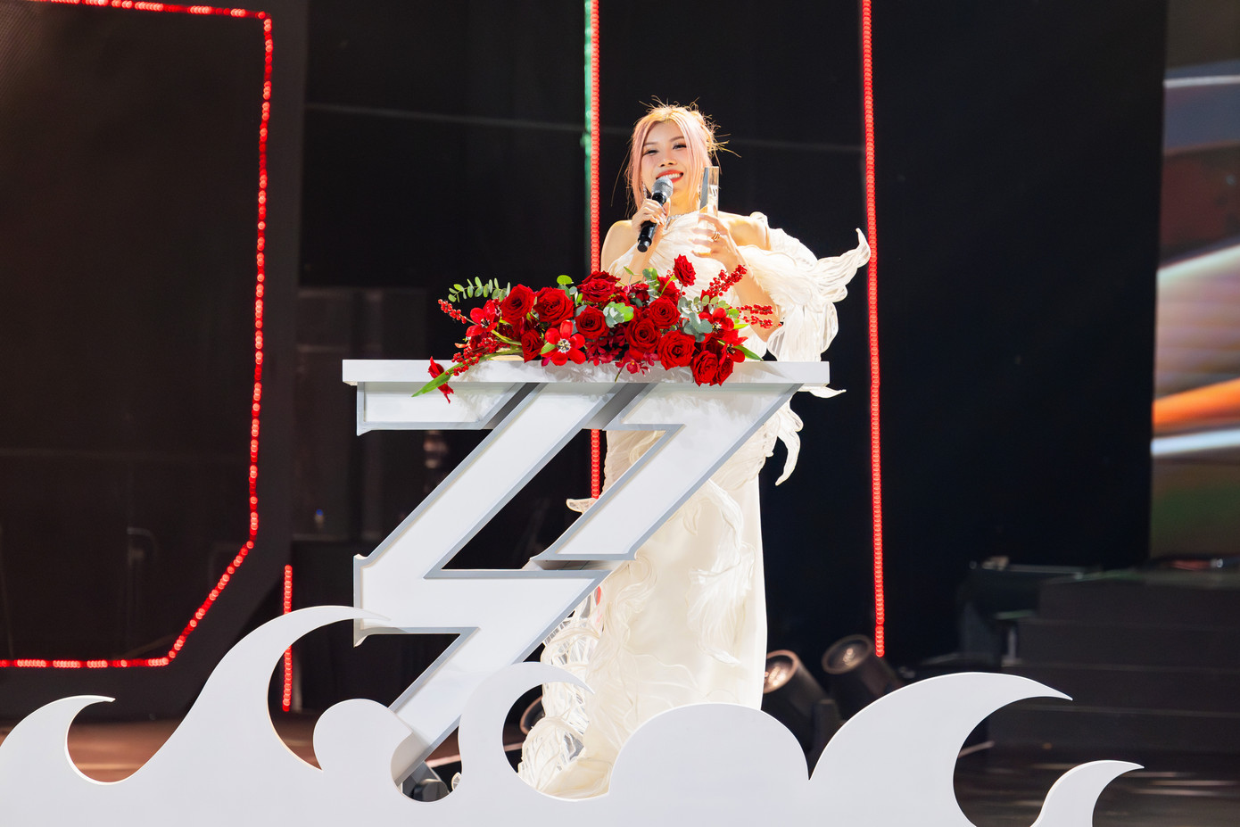 Trang Pháp lập cú đúp ấn tượng khi xuất sắc giành được hai giải Chị Đẹp Toàn Năng và Trưởng Nhóm Của Năm. Trang Pháp lập cú đúp ấn tượng khi xuất sắc giành được hai giải Chị Đẹp Toàn Năng và Trưởng Nhóm Của Năm.