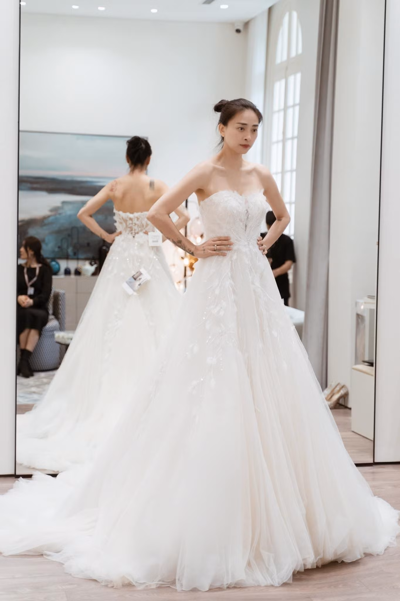 Ngô Thanh Vân khẳng định cô dành đến 6 tháng cho khâu lựa chọn váy cưới.