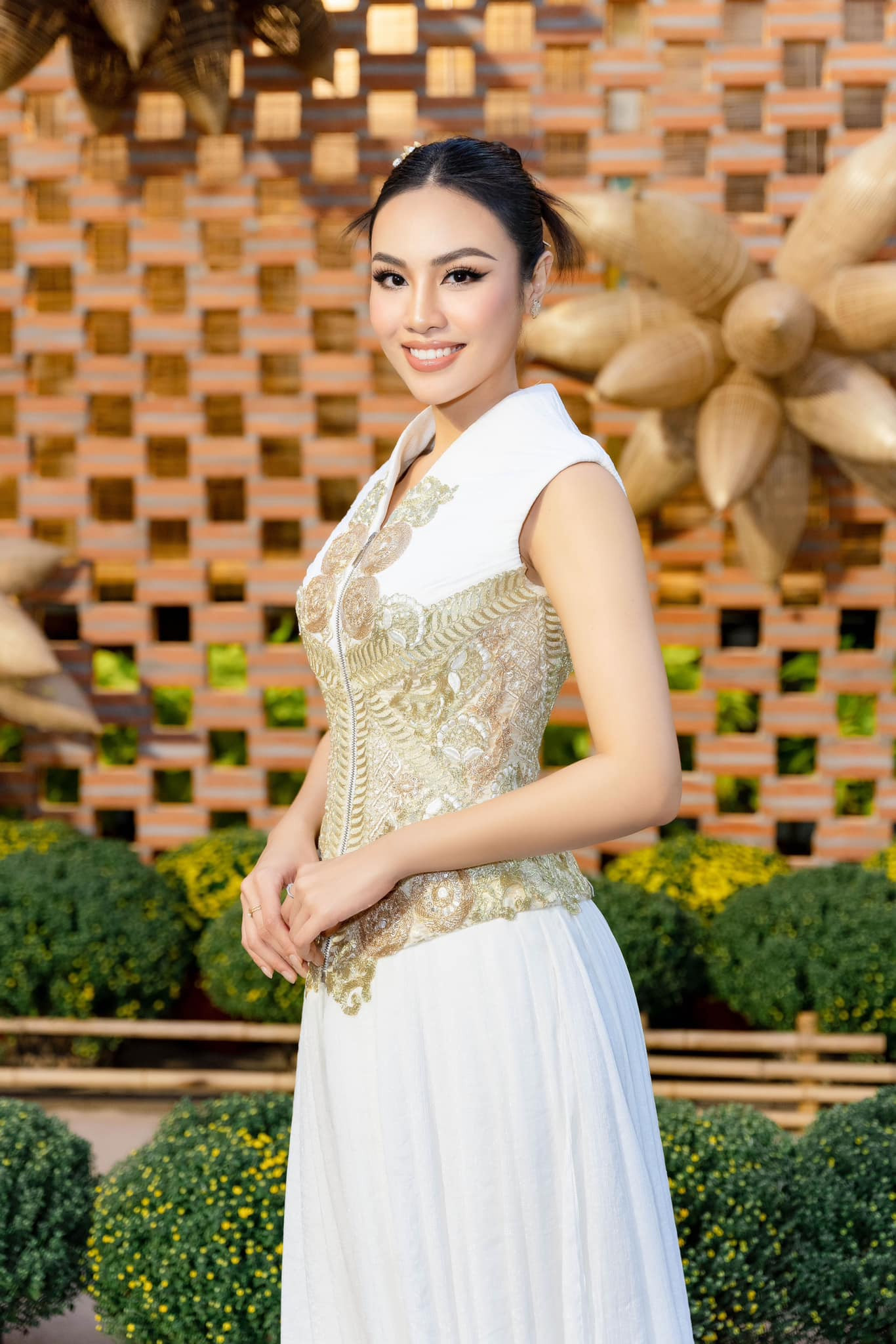 Á hậu Thủy Tiên chọn kiểu đầm xòe với phần cổ cách điệu, kết hợp với bông tai lấp lánh.