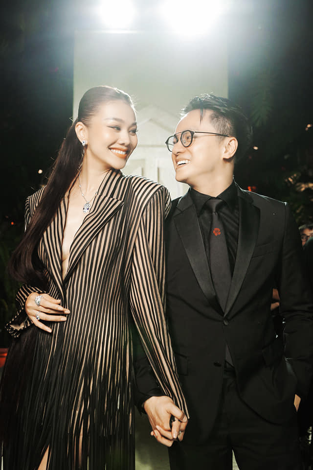 Cặp đôi "dính như sam" tại show diễn của NTK Nguyễn Công Trí. Cặp đôi "dính như sam" tại show diễn của NTK Nguyễn Công Trí.