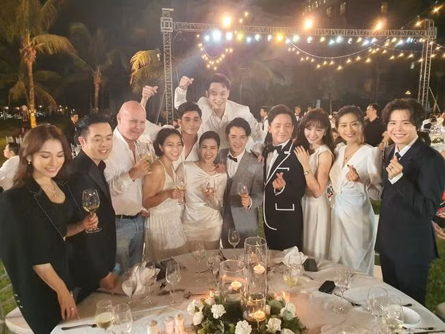 Hôn lễ diễn ra với sự góp mặt của dàn khách mời đình đám của showbiz Việt.