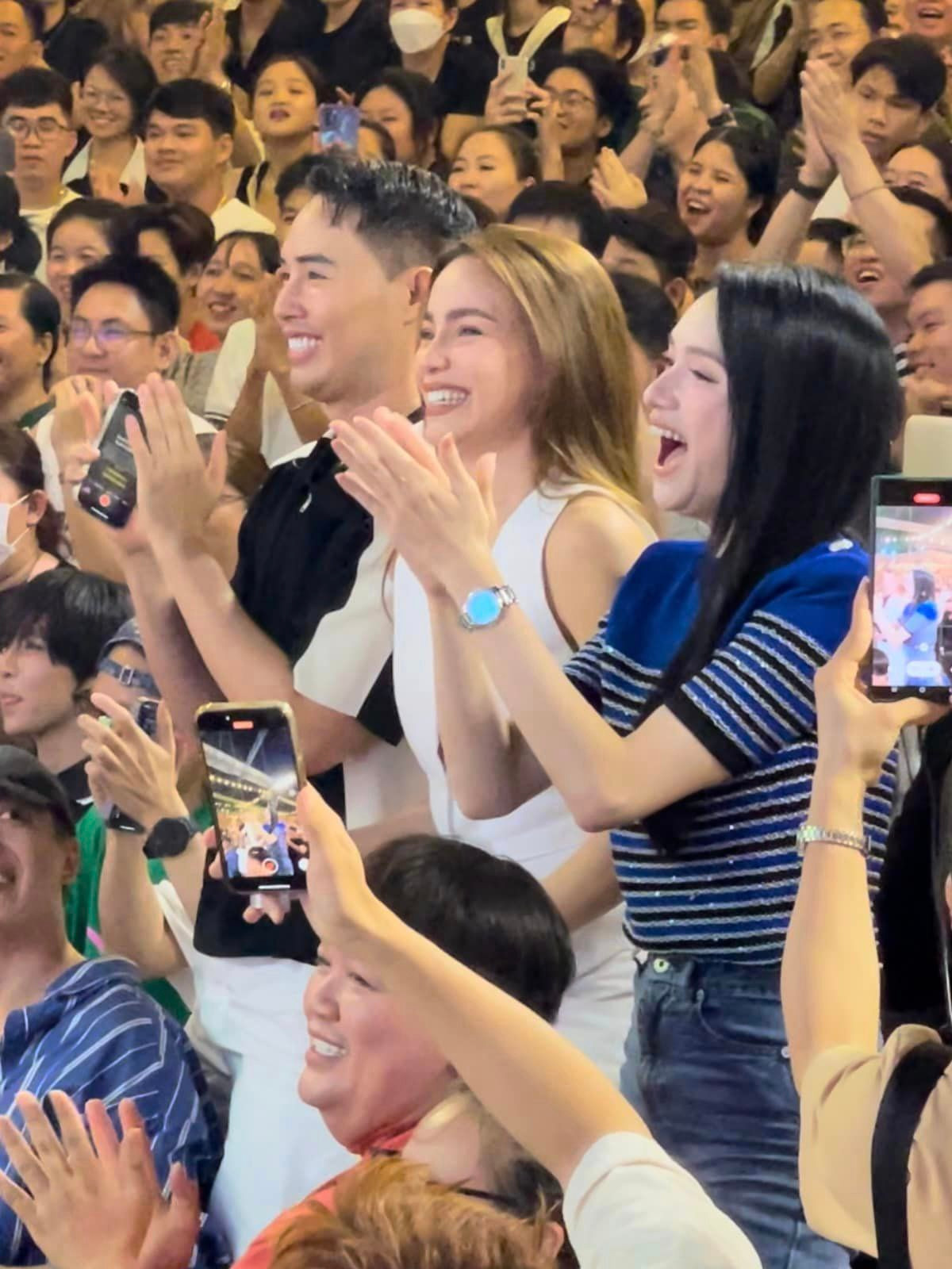 Hai &quot;super mentor&quot; xuất hiện ở hàng ghế khán giả.