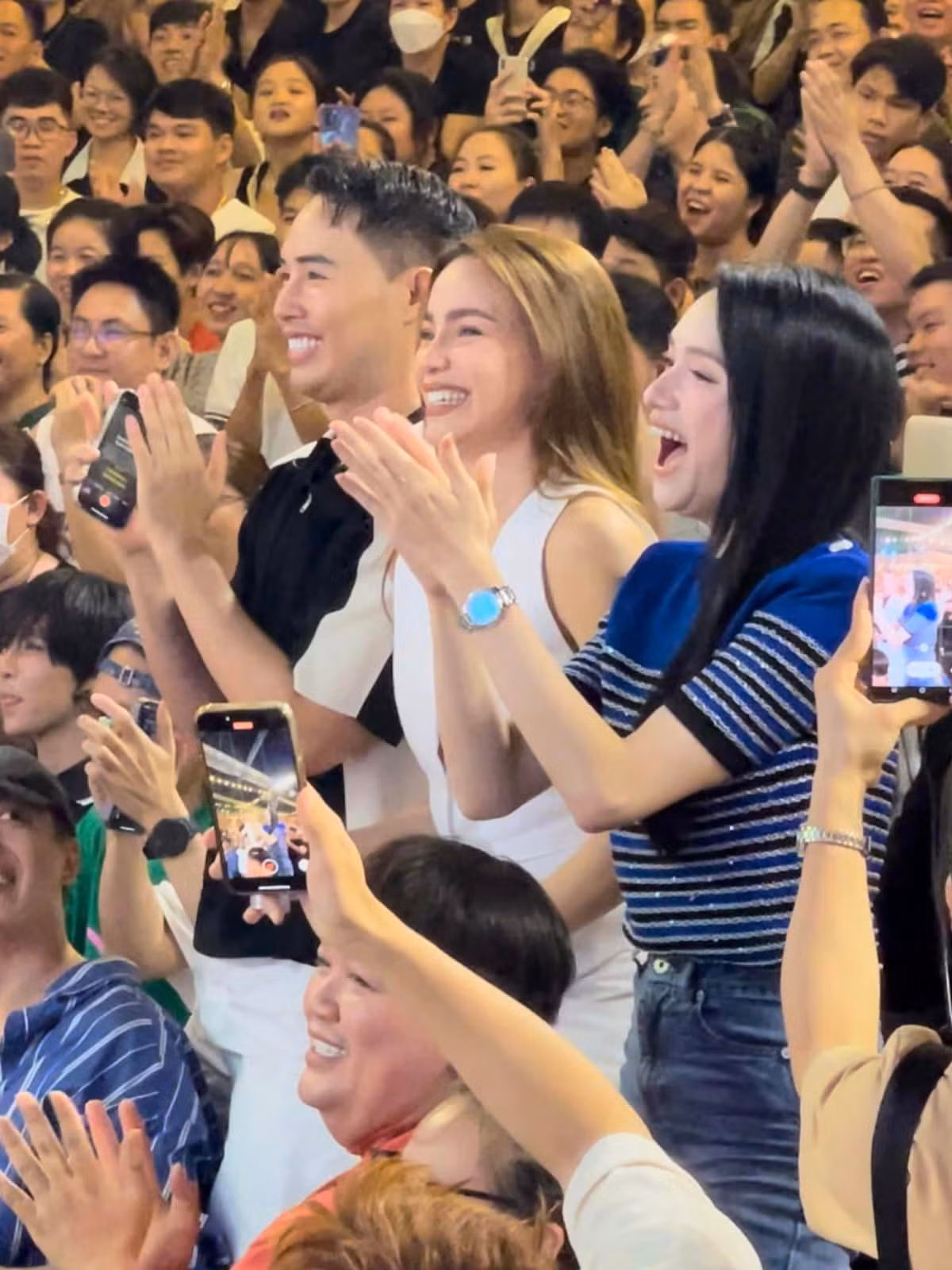 Hai "super mentor" xuất hiện ở hàng ghế khán giả.