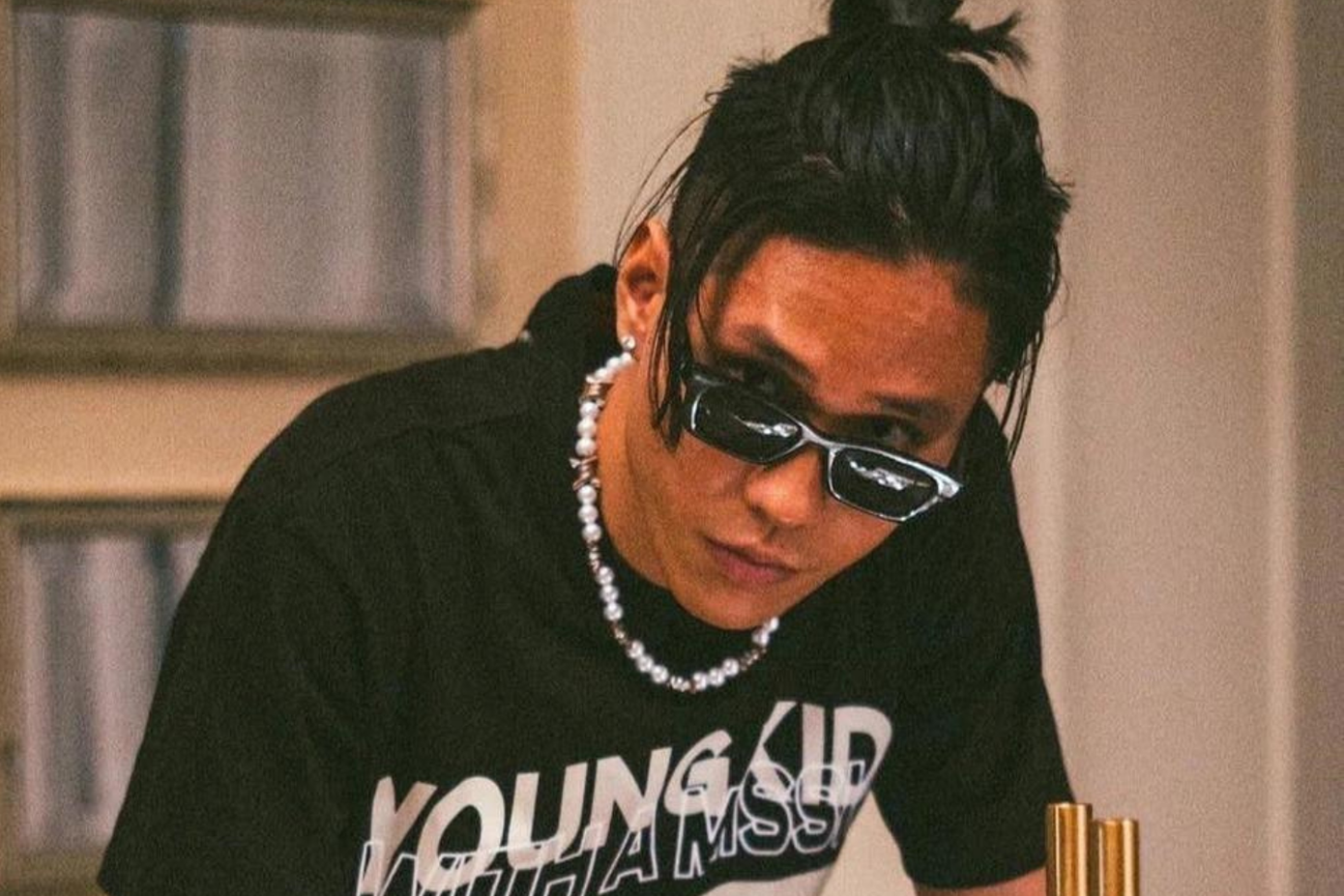 2pillz trung thành với phong cách thời trang cá tính, bụi bặm. 2pillz trung thành với phong cách thời trang cá tính, bụi bặm.