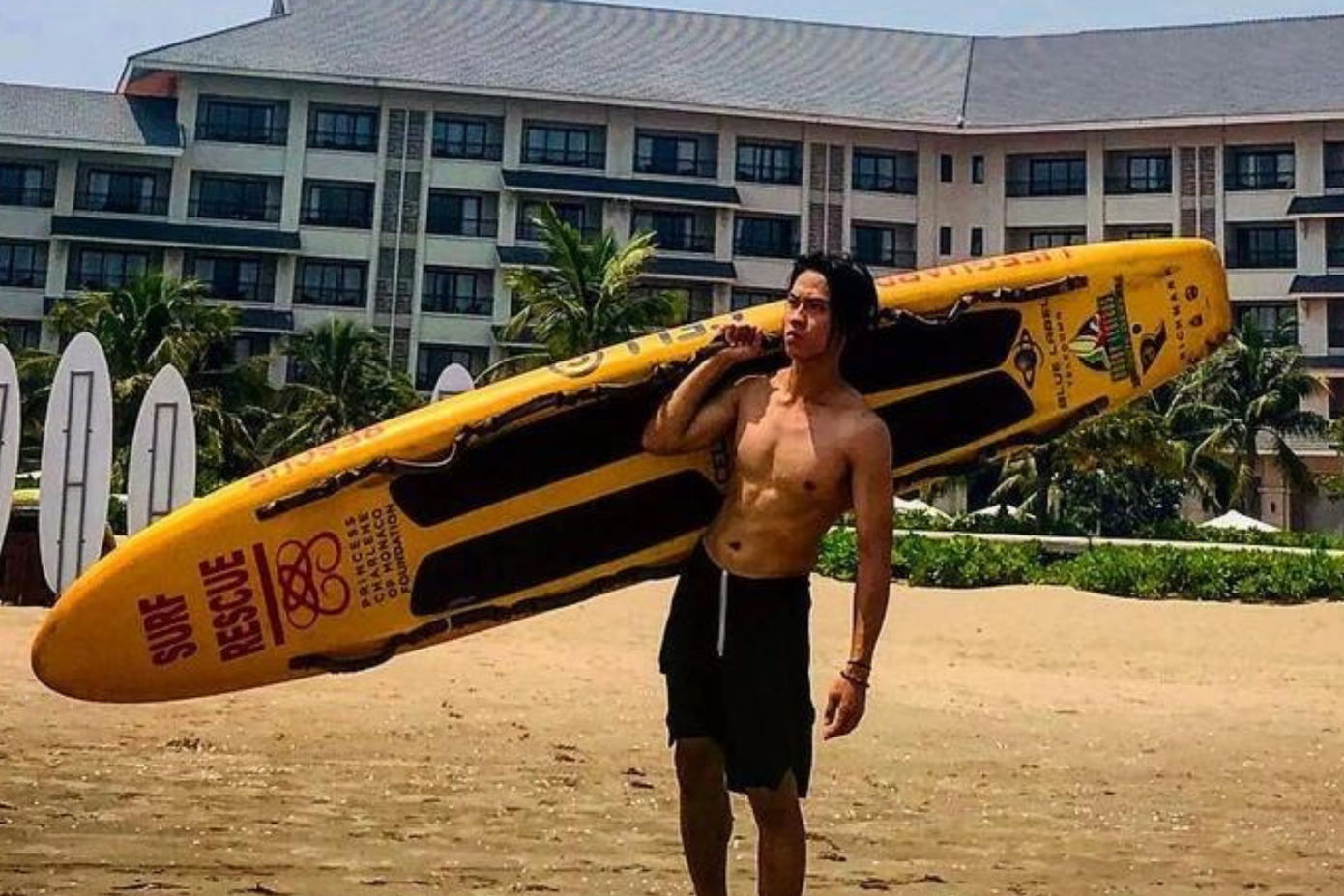 Không chỉ sở hữu gương mặt điển trai, 2pillz còn có thân hình 6 múi săn chắc. Không chỉ sở hữu gương mặt điển trai, 2pillz còn có thân hình 6 múi săn chắc.