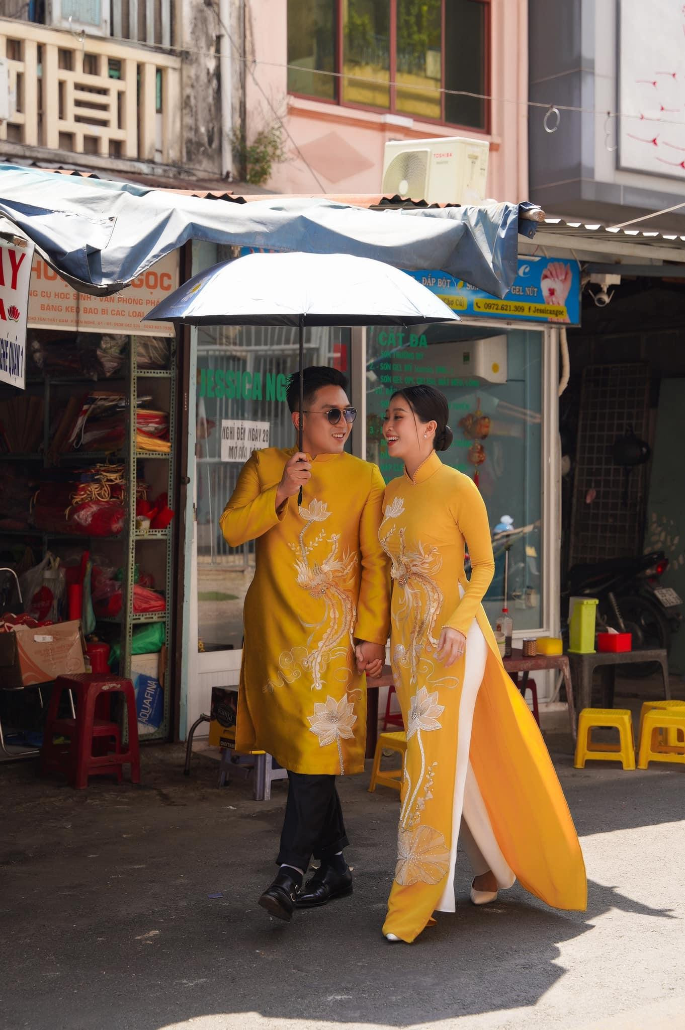 Liêu Hà Trinh và doanh nhân Anh Khoa đẹp đôi trong bộ ảnh cưới chụp tại khu chợ cũ.