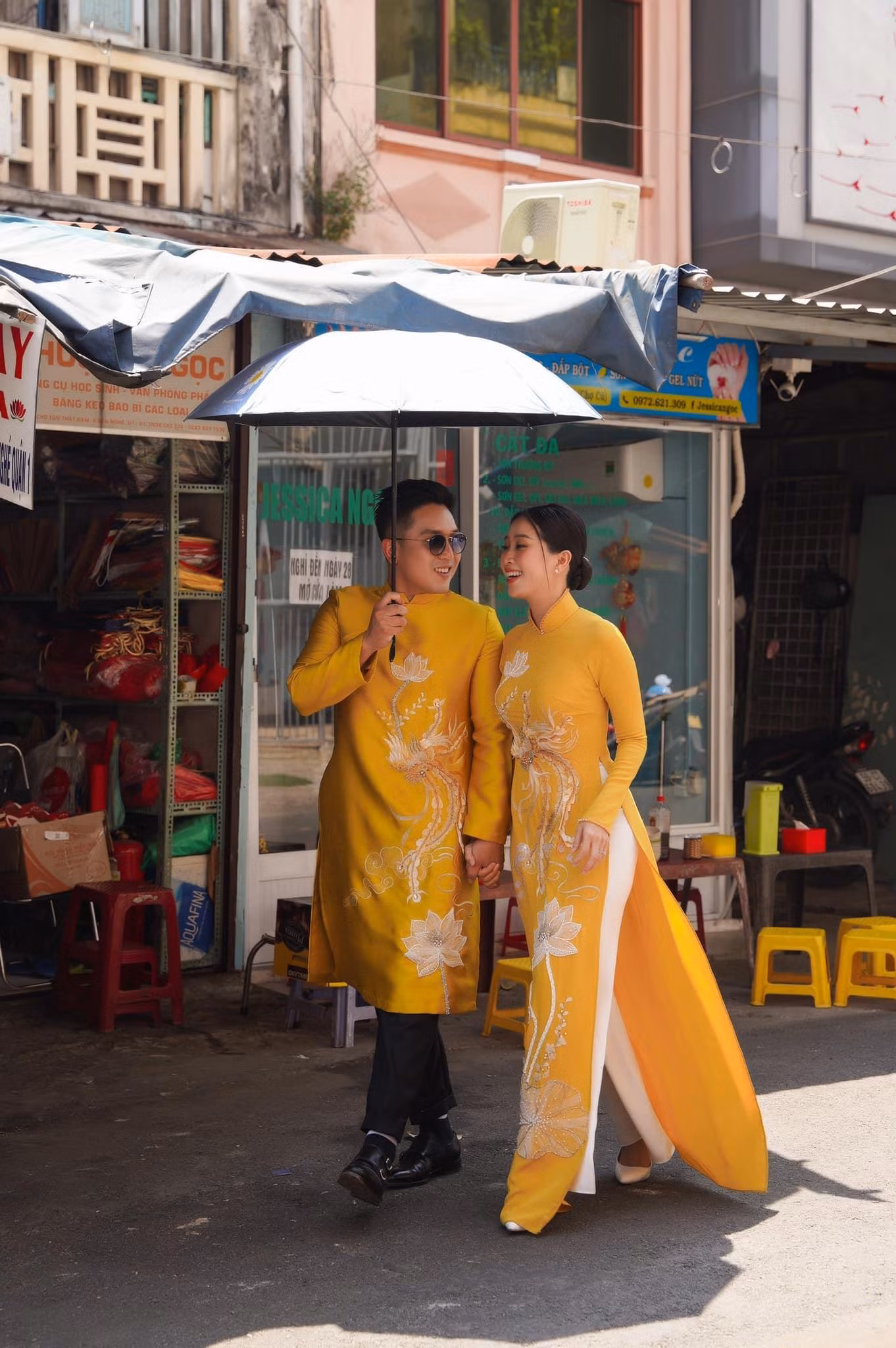 Liêu Hà Trinh và doanh nhân Anh Khoa đẹp đôi trong bộ ảnh cưới chụp tại khu chợ cũ. Liêu Hà Trinh và doanh nhân Anh Khoa đẹp đôi trong bộ ảnh cưới chụp tại khu chợ cũ.