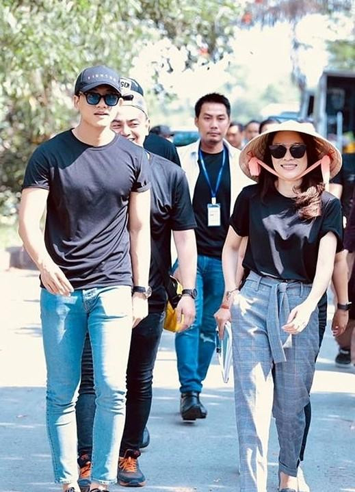 Cả hai không hẹn mà cùng diện một kiểu trang phục. Cả hai không hẹn mà cùng diện một kiểu trang phục.